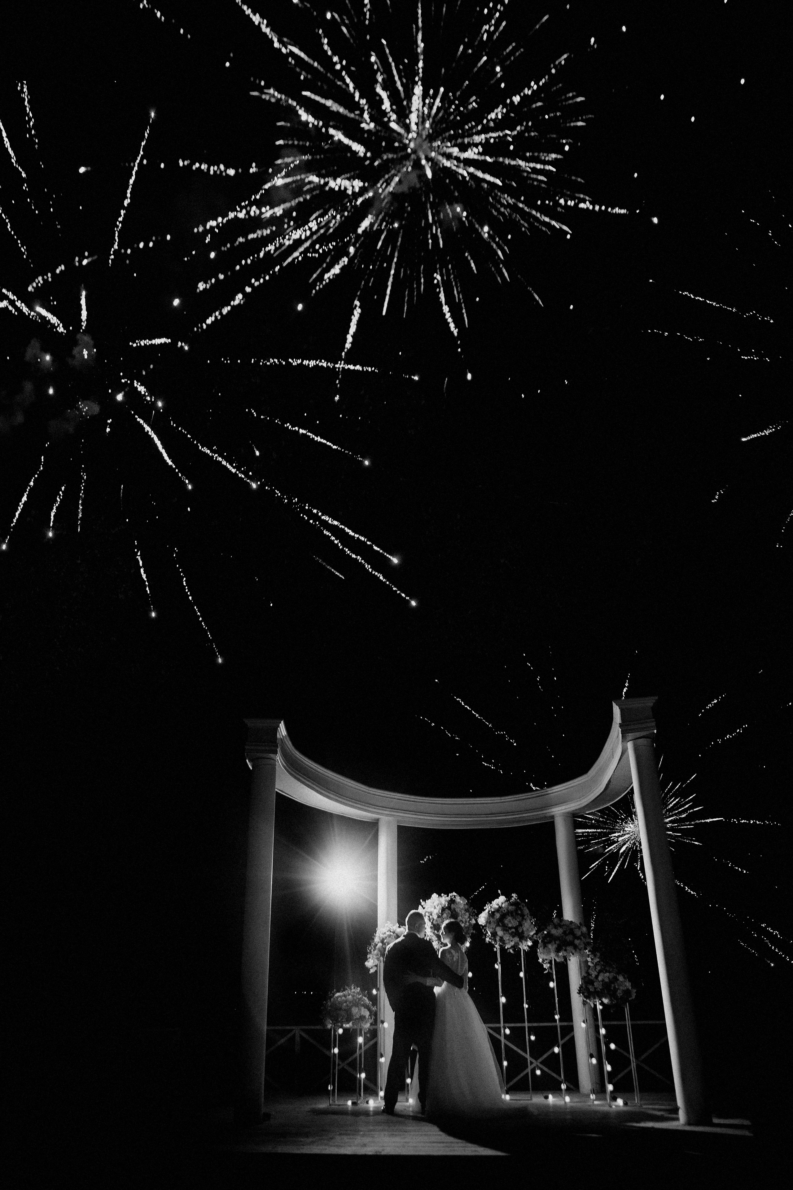 красивый праздничный салют в день свадьбы