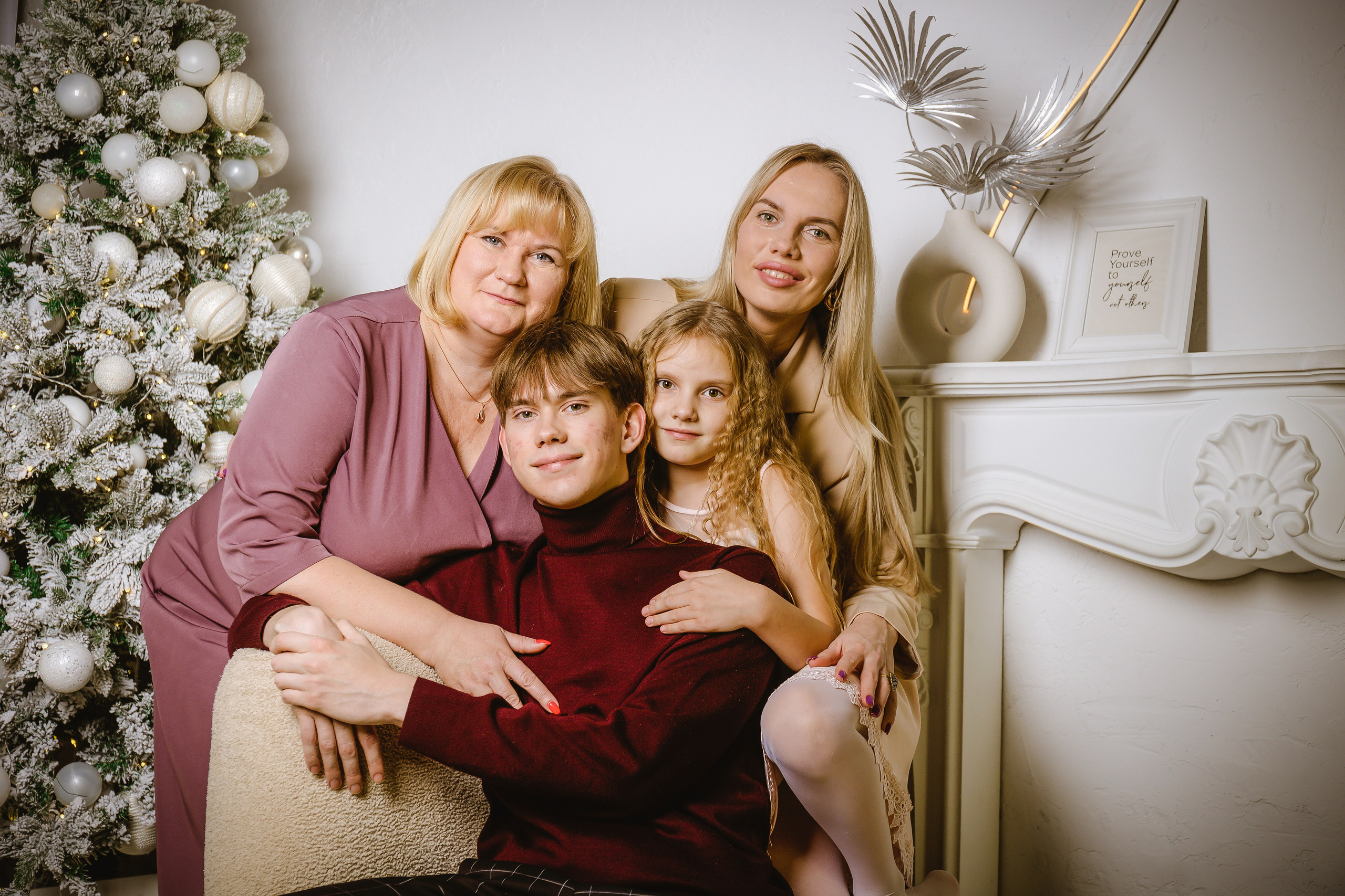 Родители с детьми на семейной фотосессии