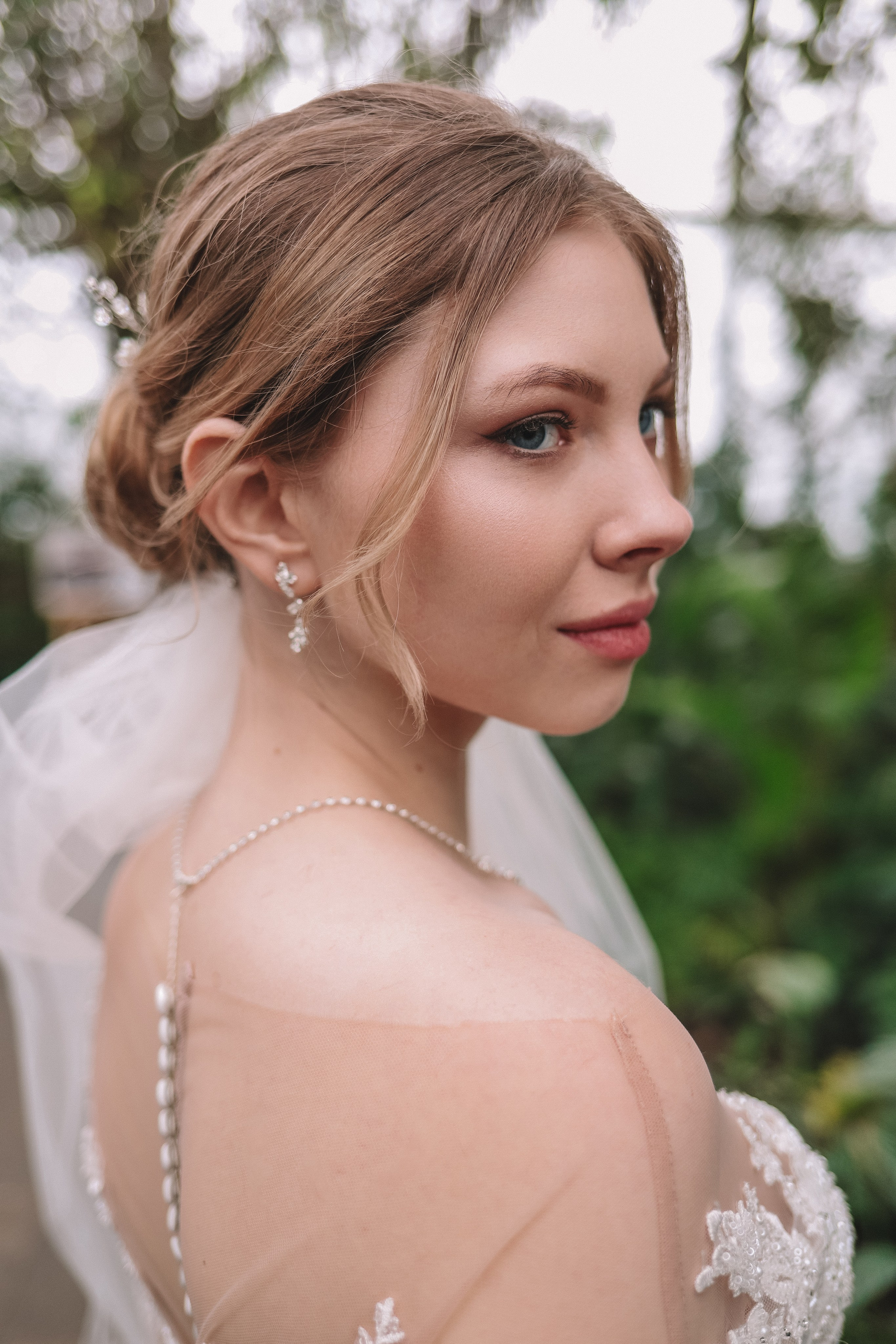 Портрет невесты в профиль с фатой, крупный план
