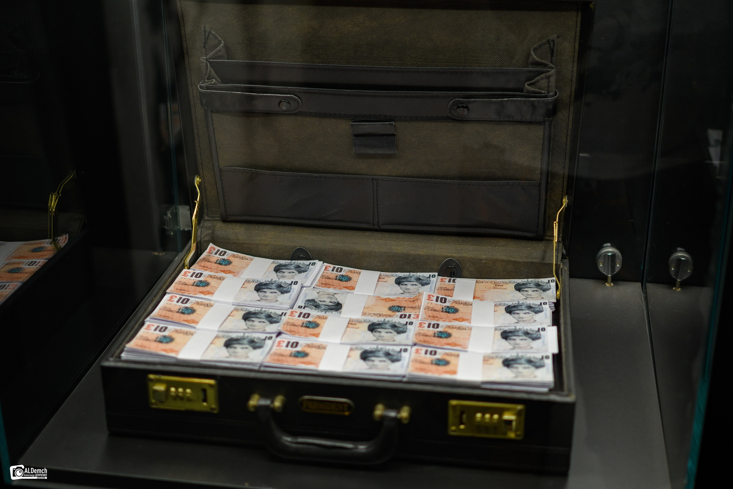 Фотографии с выставки «Найти Бэнкси» на ВДНХ в Москве