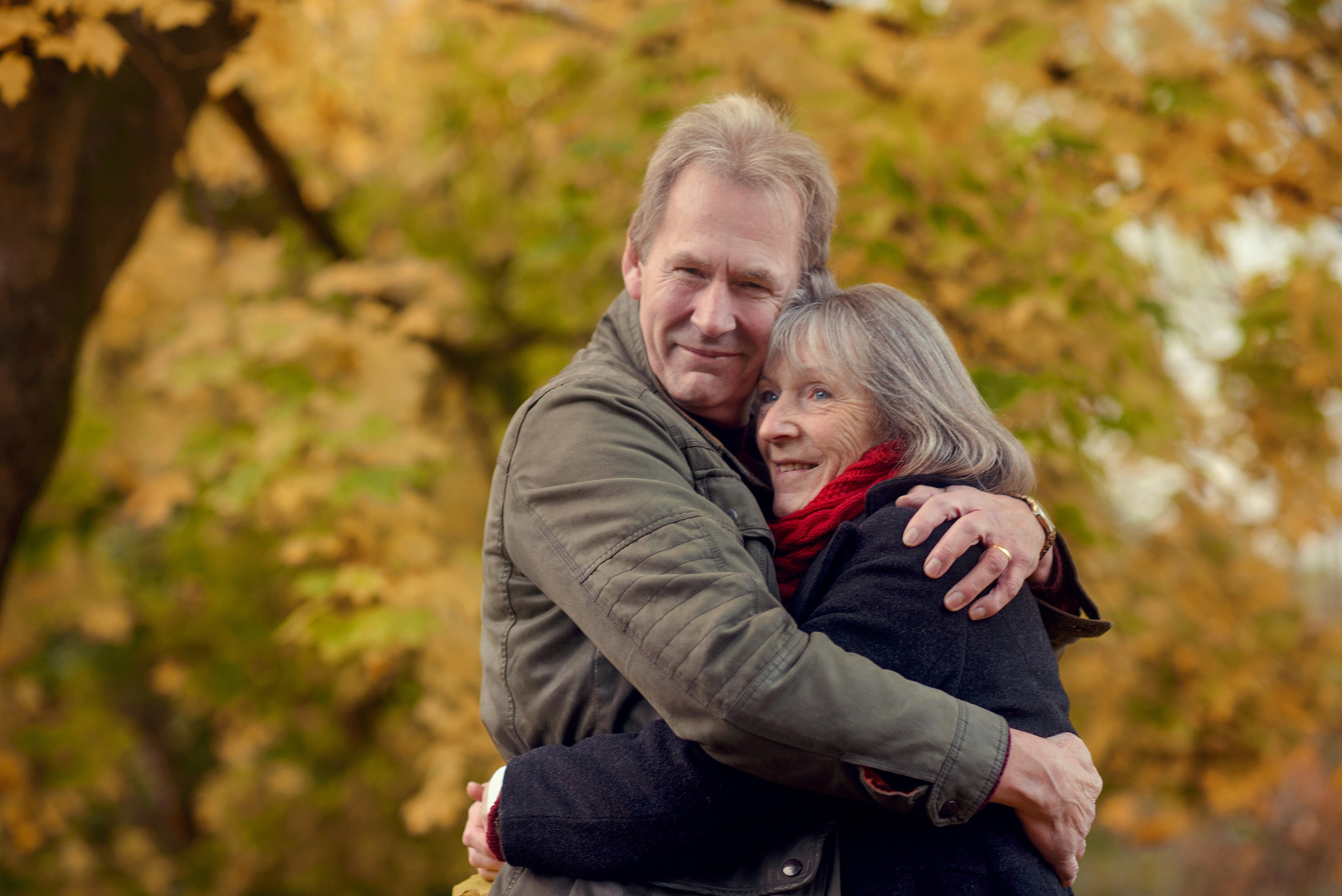 Photo session for a couple in a local autumn Scotland park. Elena Carruthers family photographer in Scotland (Edinburgh, Glasgow)