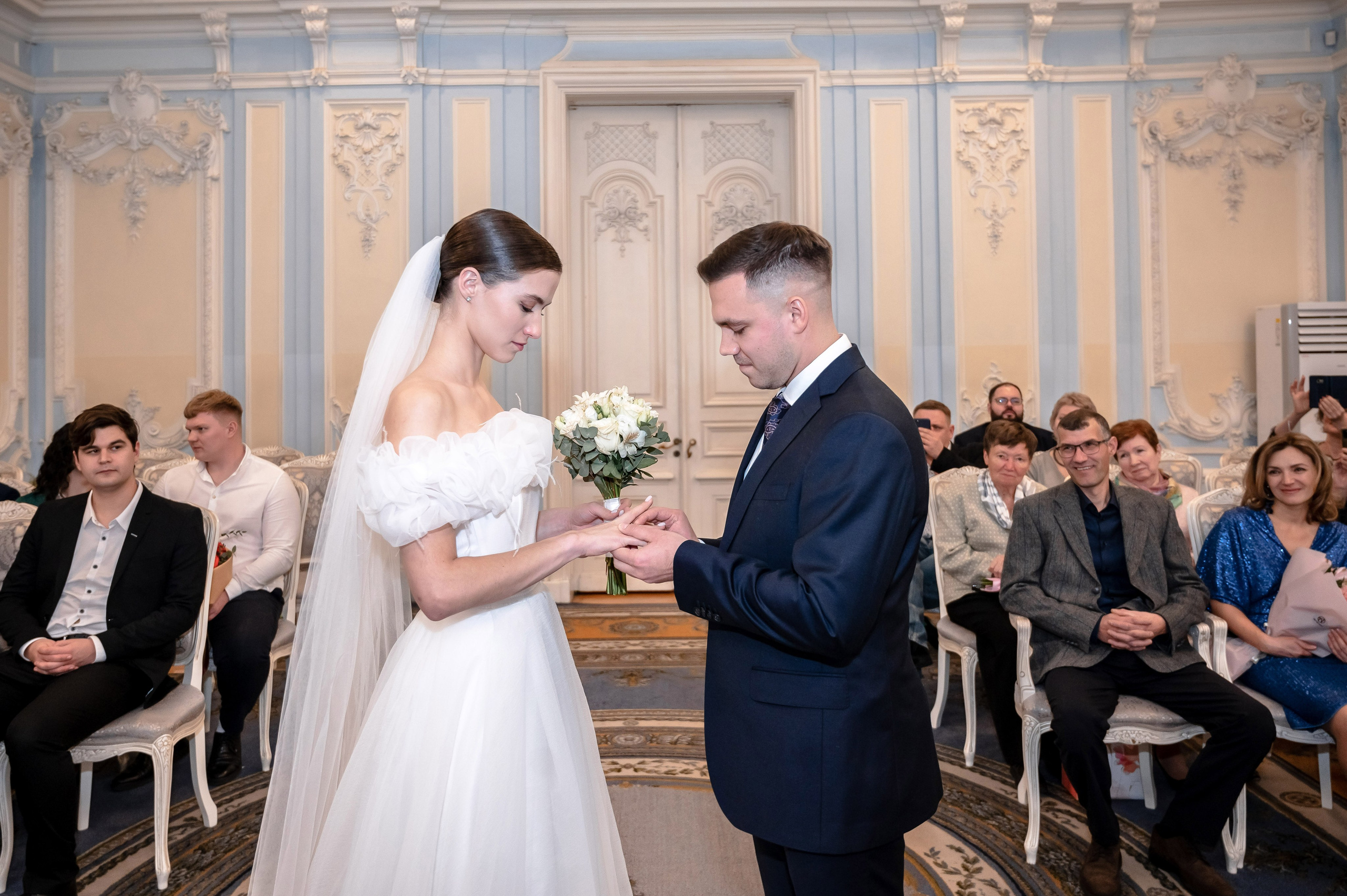 Осенняя великолепная свадебная прогулка жениха и невесты в октябре в Санкт-Петербурге в Михайловском парке и у Атлантов на Миллионной улице. Портретный, семейный и свадебный фотограф в Санкт-Петербурге и в Пушкине Ширяев Денис