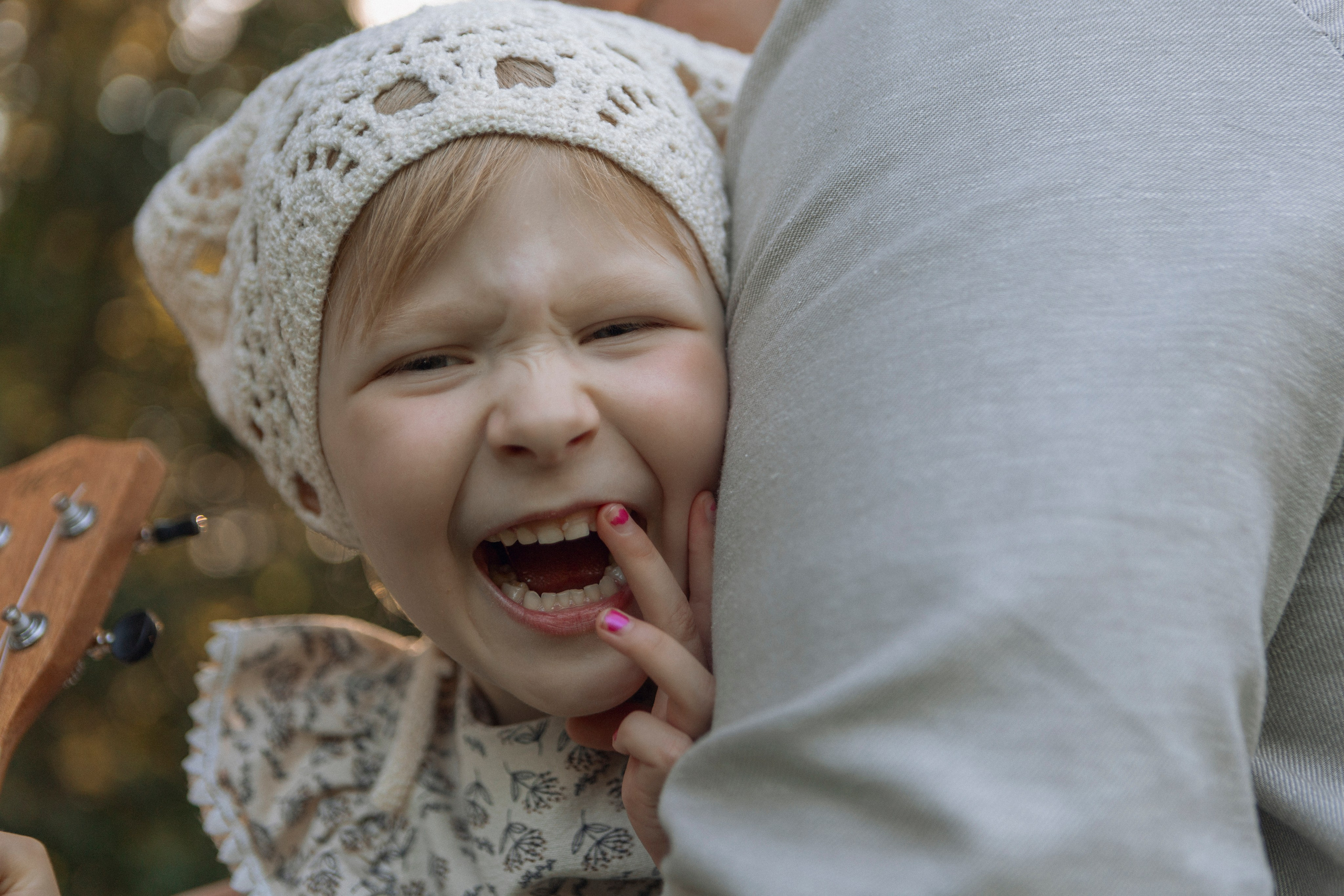 Счастливые родители с ребёнком на природе, летний семейный пикник в Москве