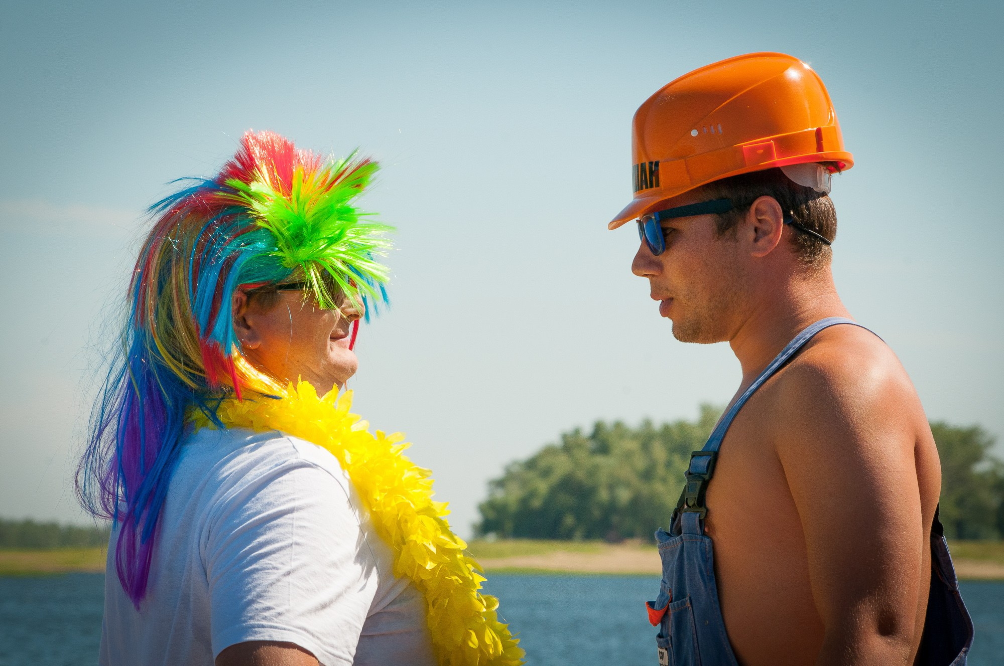 Два мужчины смотрят друг на друга