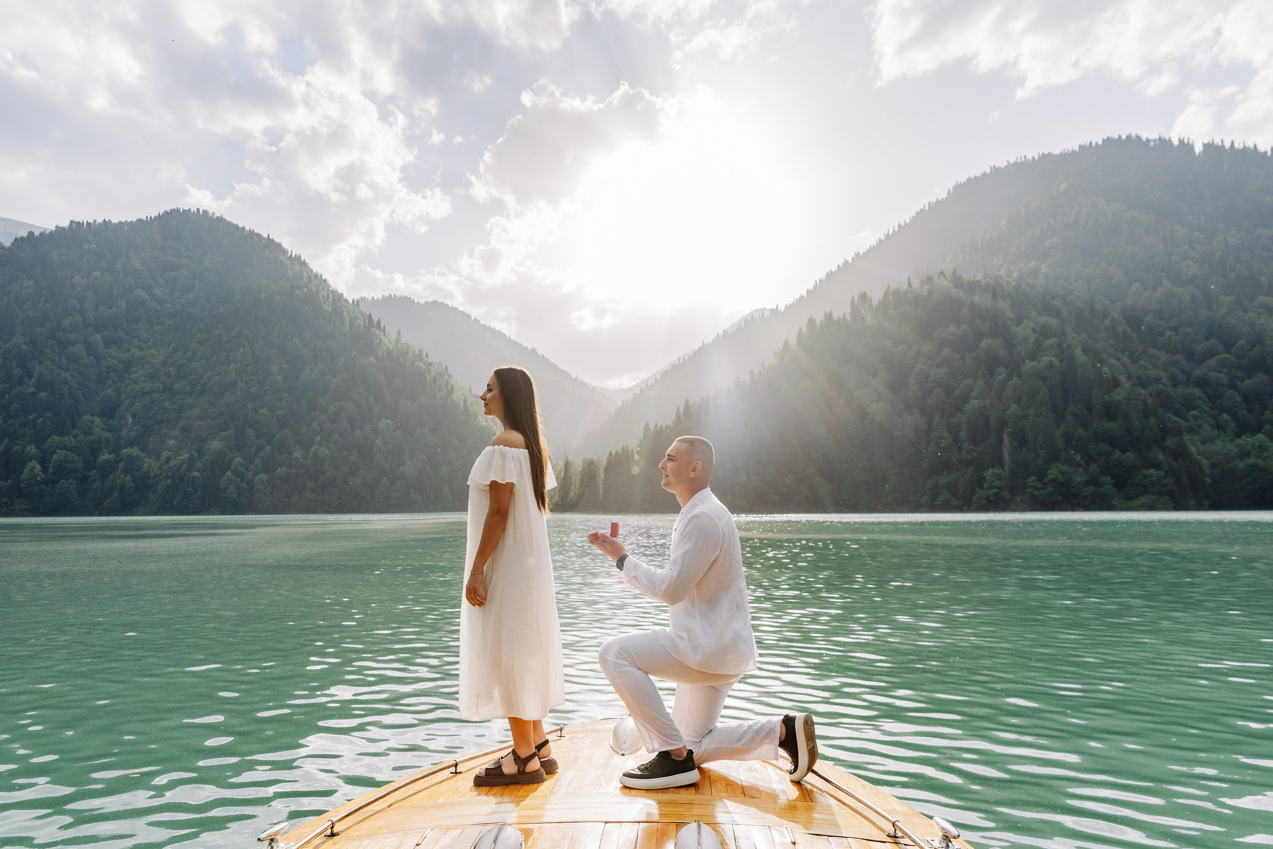 Фотосессия в Абхазии на прекрасном озере Рица. Свадебный фотограф в Абхазии, Сухум, Гагра, Сочи