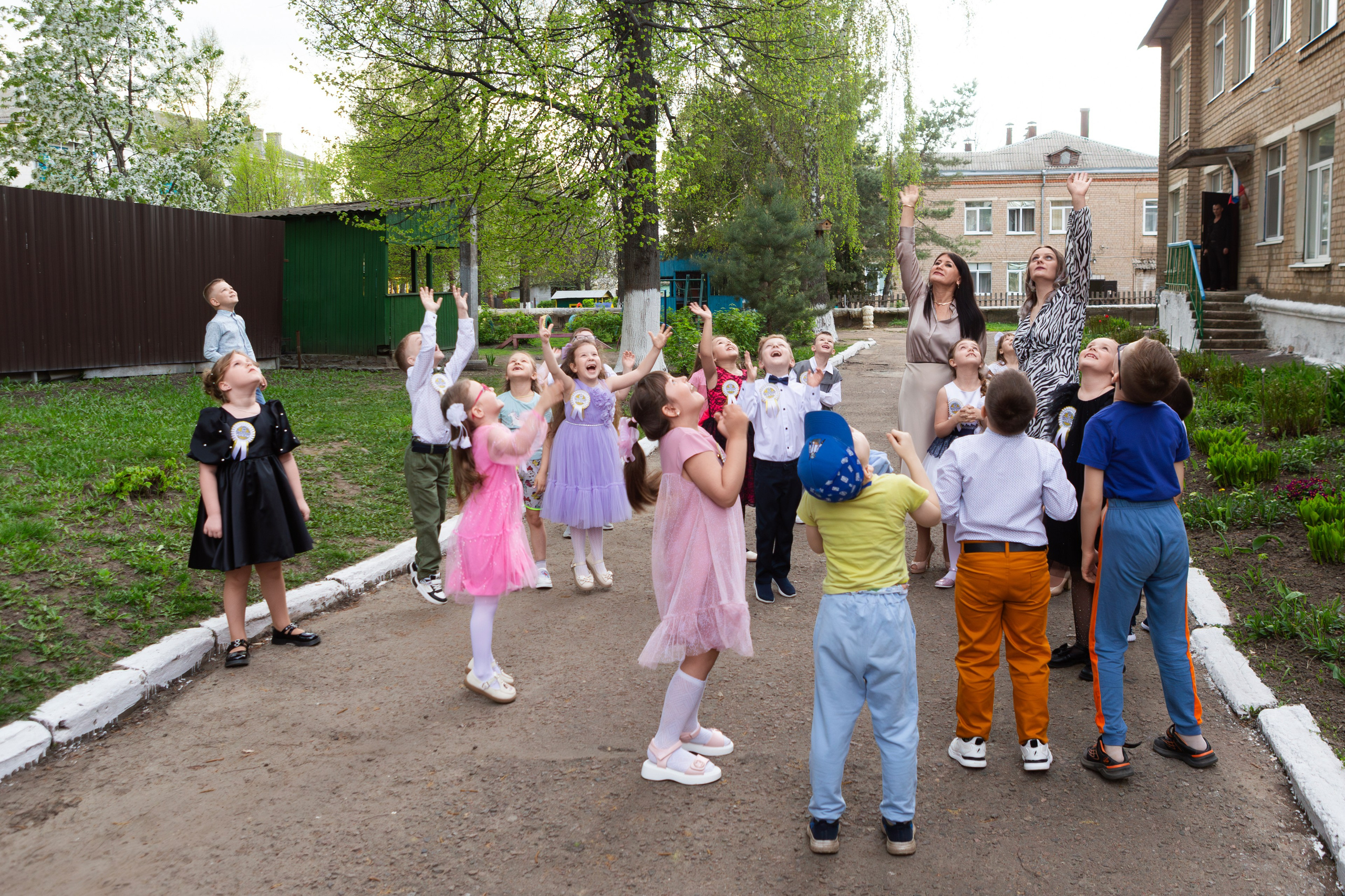 Николай Богатырев, фотограф, снимает выпускной в детском саду в Мценске, Орле и Орловской области, создавая яркие снимки для первоклассников.
