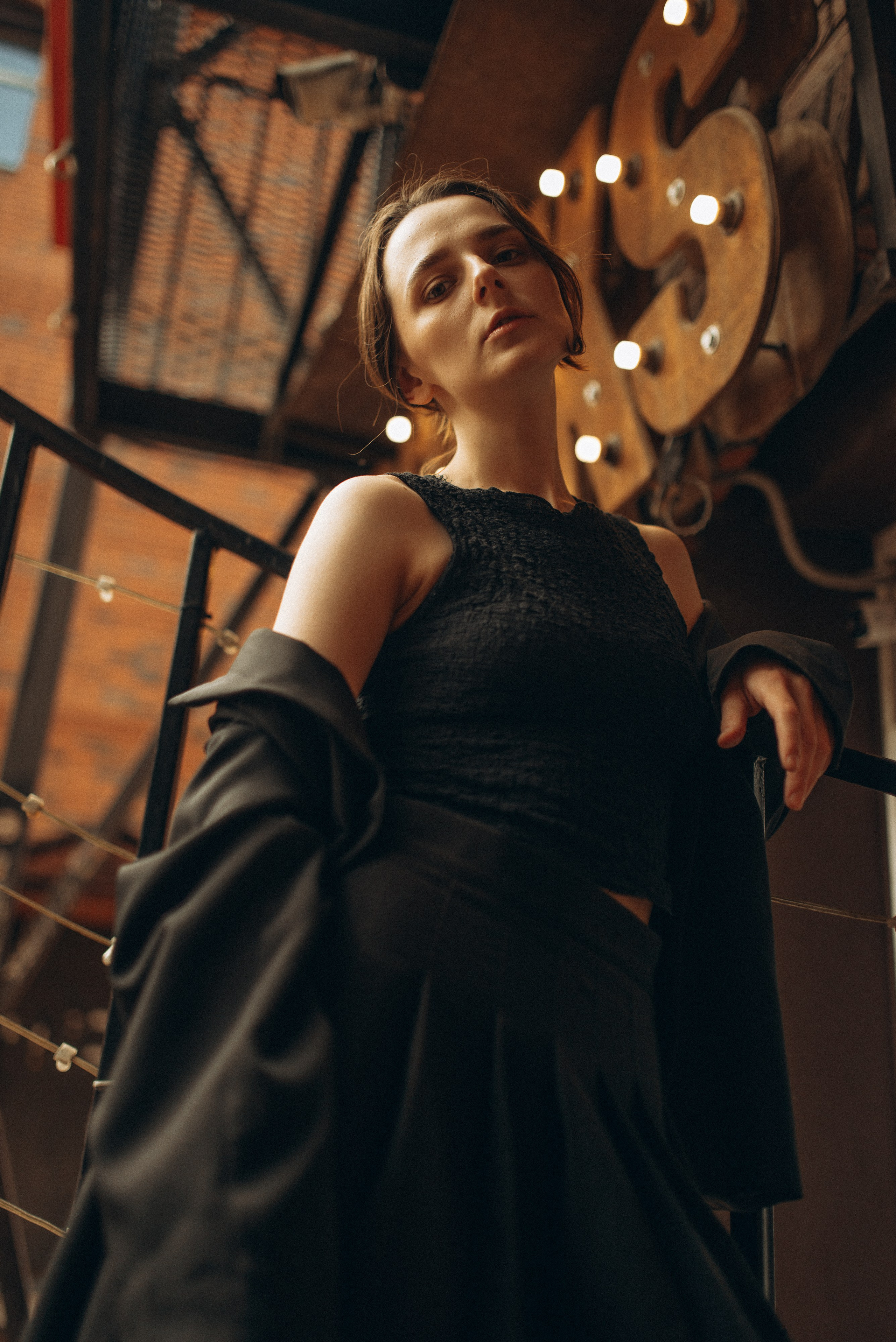 Девушка в черном платье и пиджаке оверсайз, концептуальный портрет в стиле total black, эстетика Урбан-нуар. Фотосессия в Новосибирске. 5.