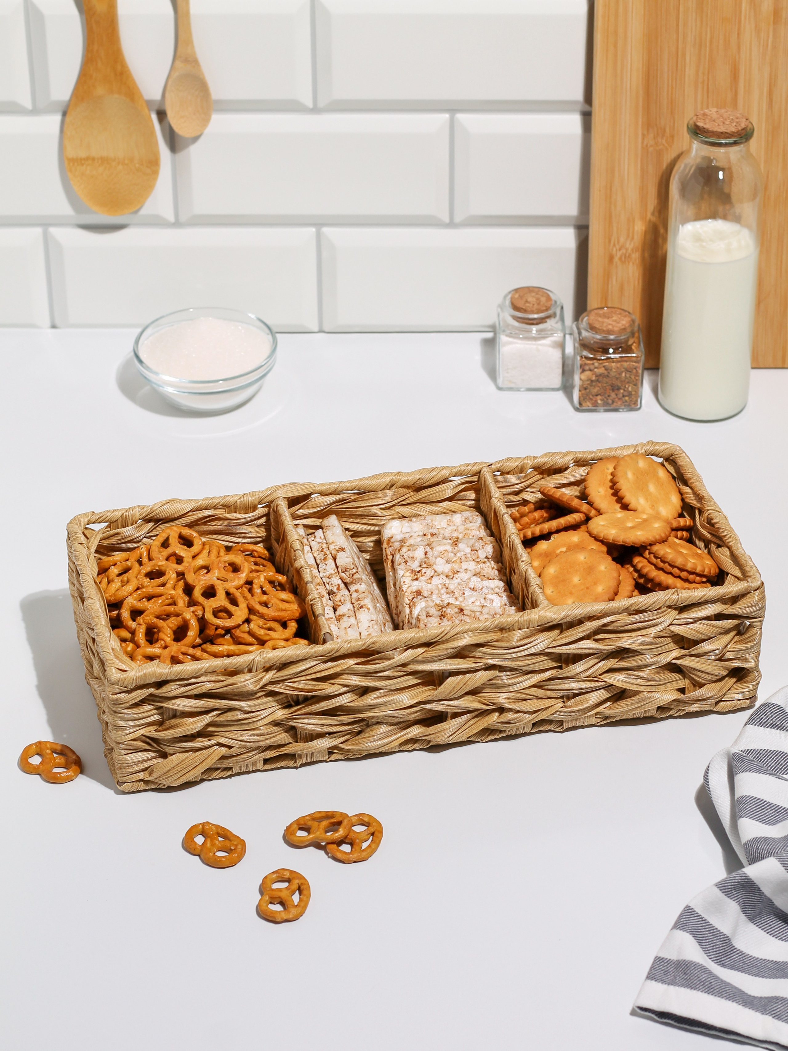 на кухне стоит корзинка с печеньями, снеками