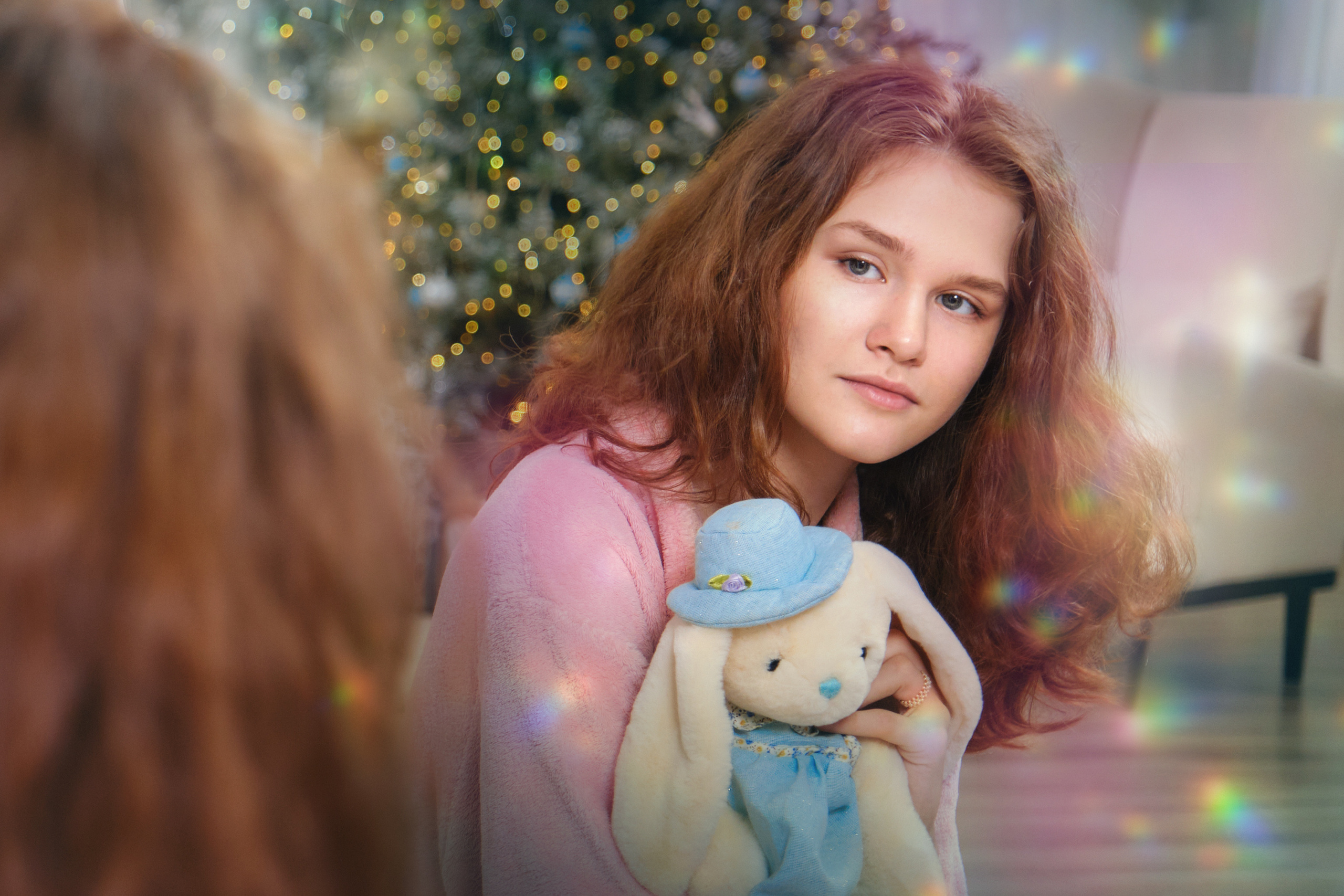 Идеи для новогодней фотосессии в студии - отражение девушки с игрушкой