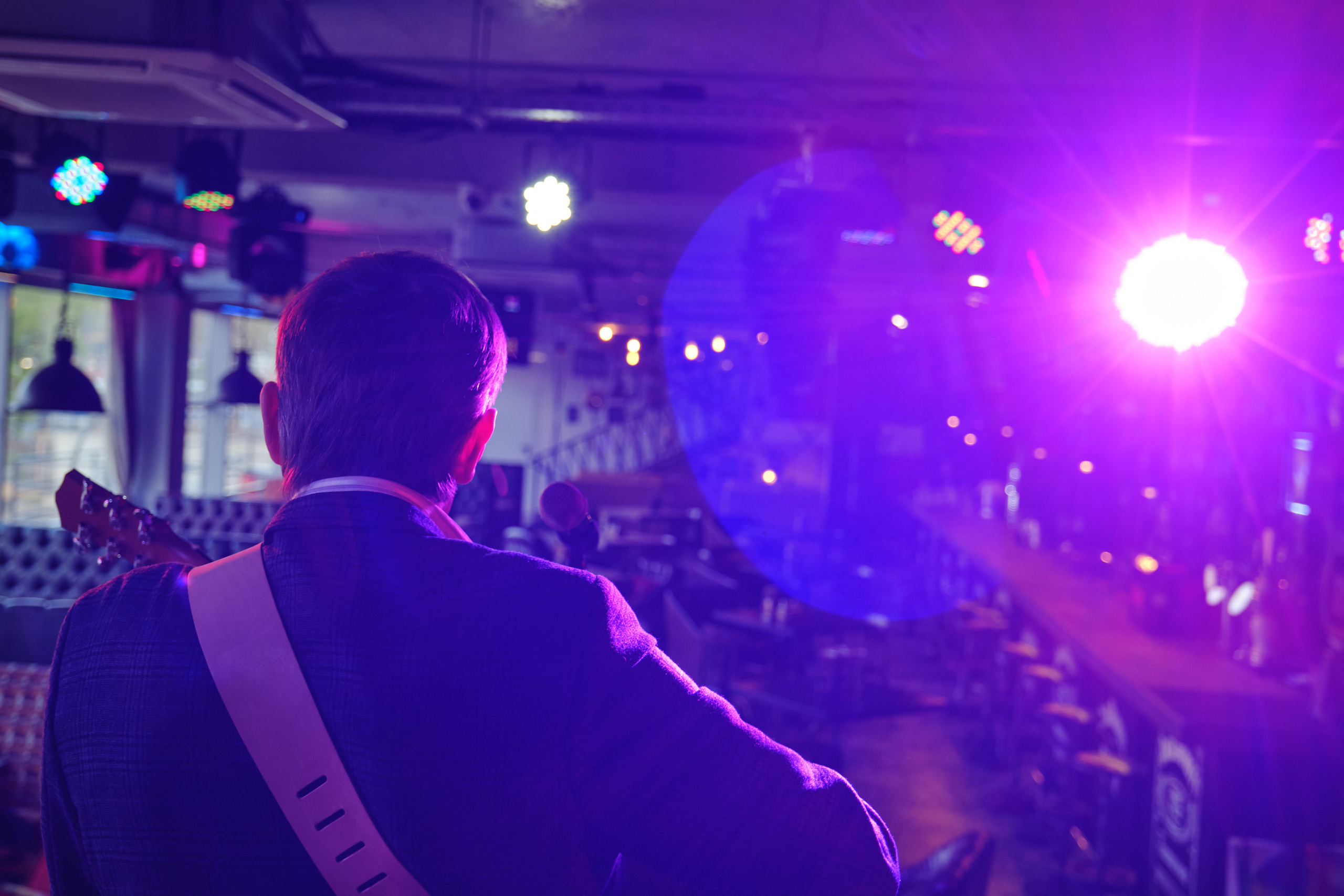 Фотосессия с гитарой мужчины