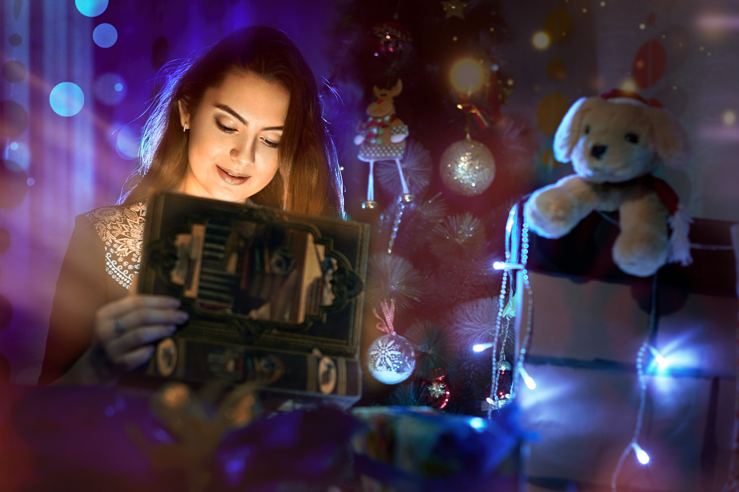 новогодняя фотосессия девушки - девушка открывает светящуюся коробку в новогодней, сказочной атмосфере