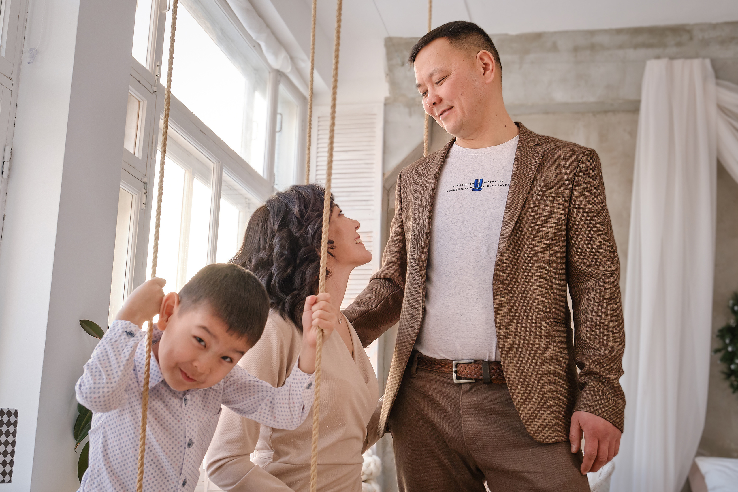 Семейная фотосессия в Самаре. Идеи и образы для съёмки в студии