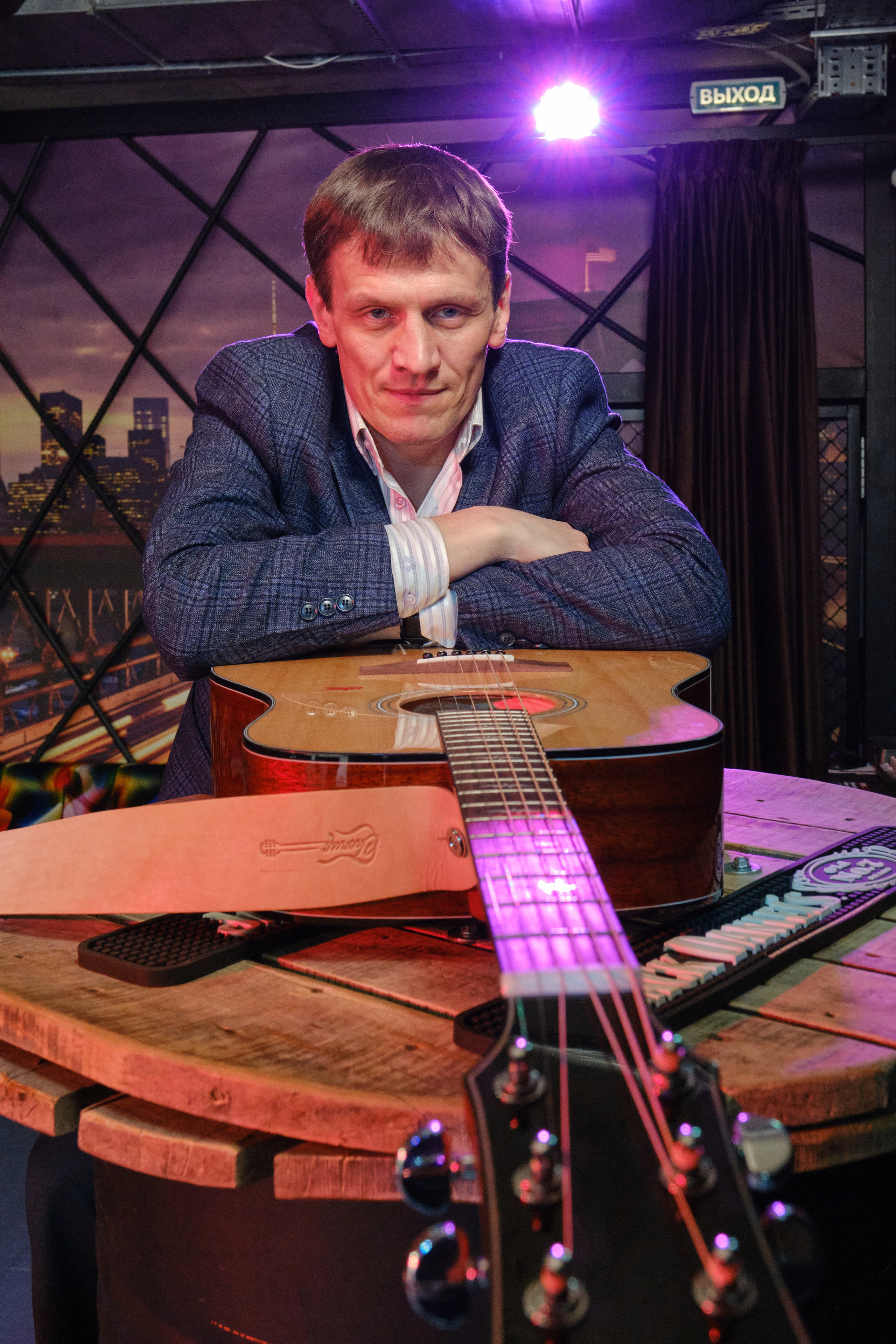 Фотосессия с гитарой мужчины