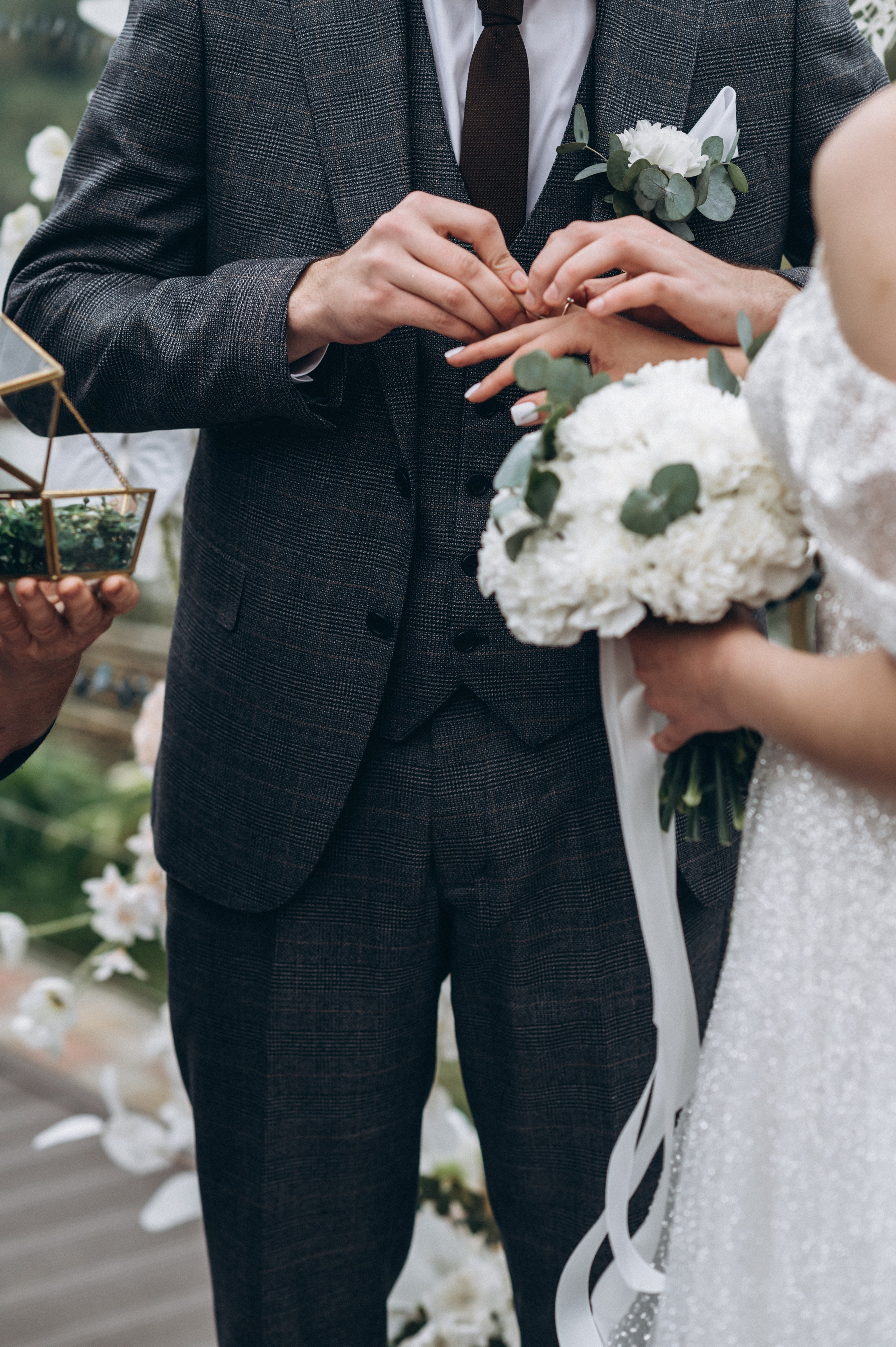 Жених надевает кольцо на палец невесты