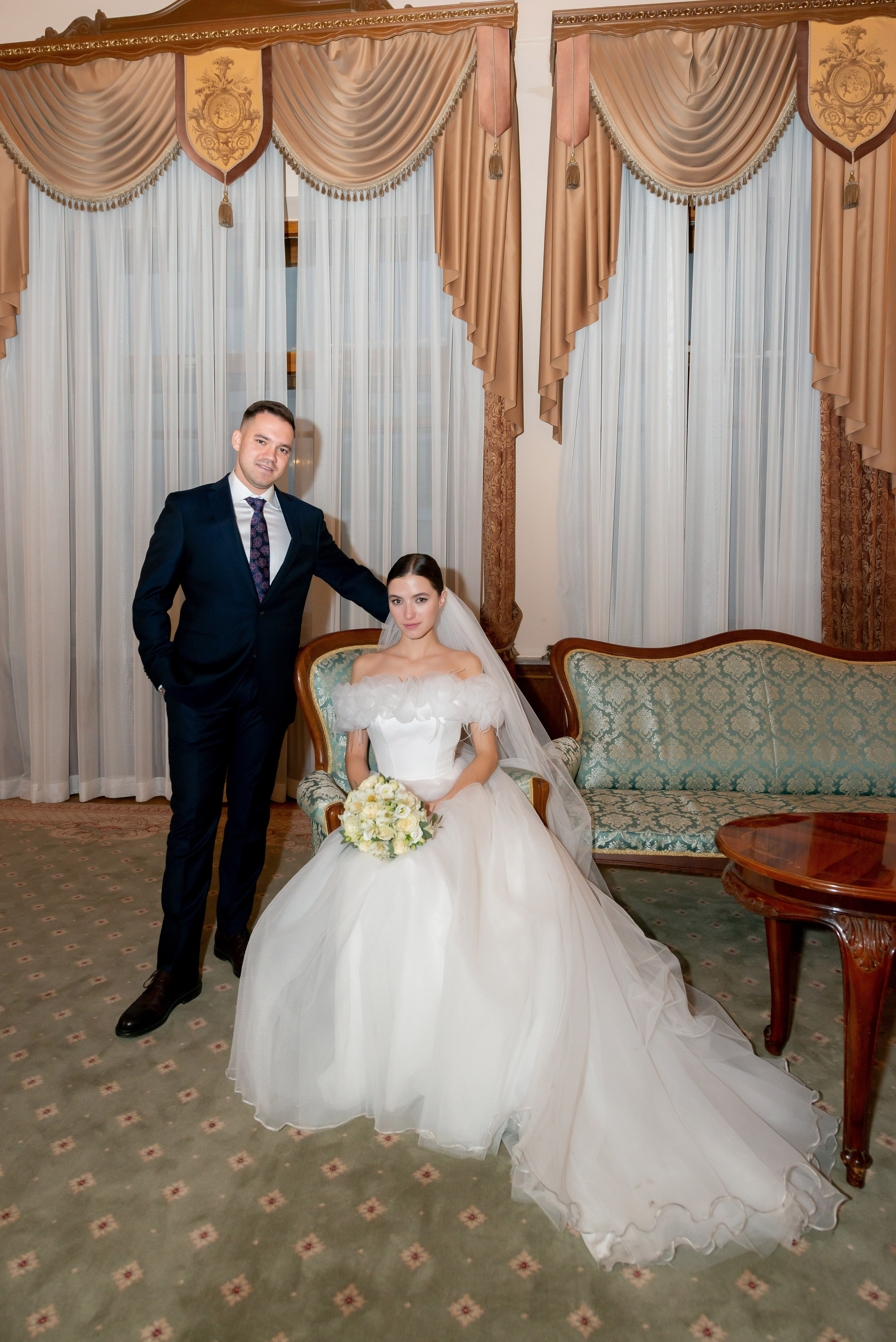 Осенняя великолепная свадебная прогулка жениха и невесты в октябре в Санкт-Петербурге в Михайловском парке и у Атлантов на Миллионной улице. Портретный, семейный и свадебный фотограф в Санкт-Петербурге и в Пушкине Ширяев Денис