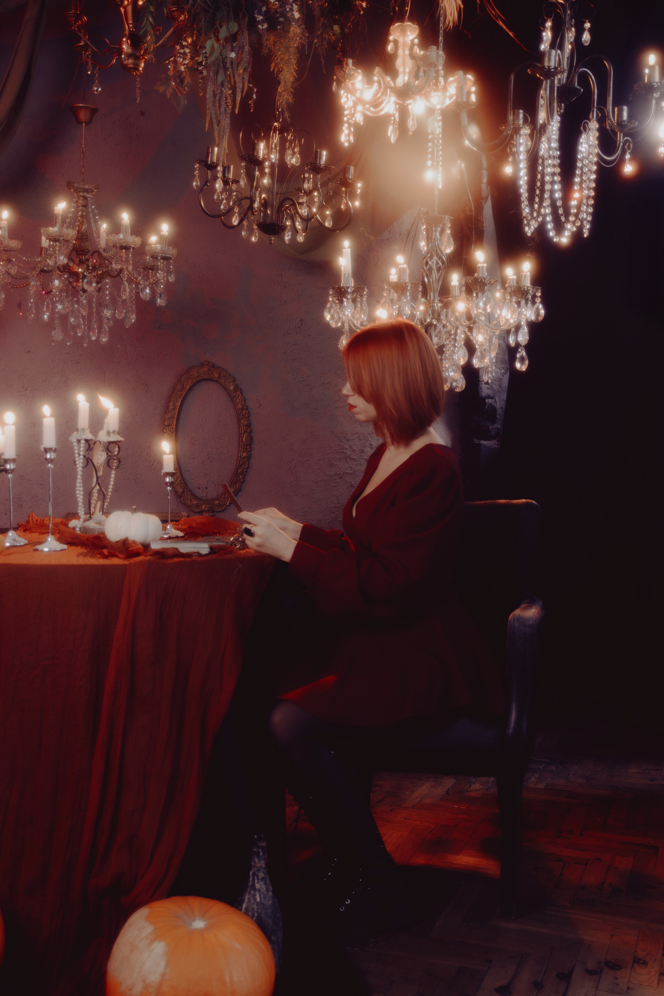 Портрет таролога в уютной фотостудии Ростова‑на‑Дону. Мягкое освещение подчёркивает сосредоточенный взгляд и элегантную позу.