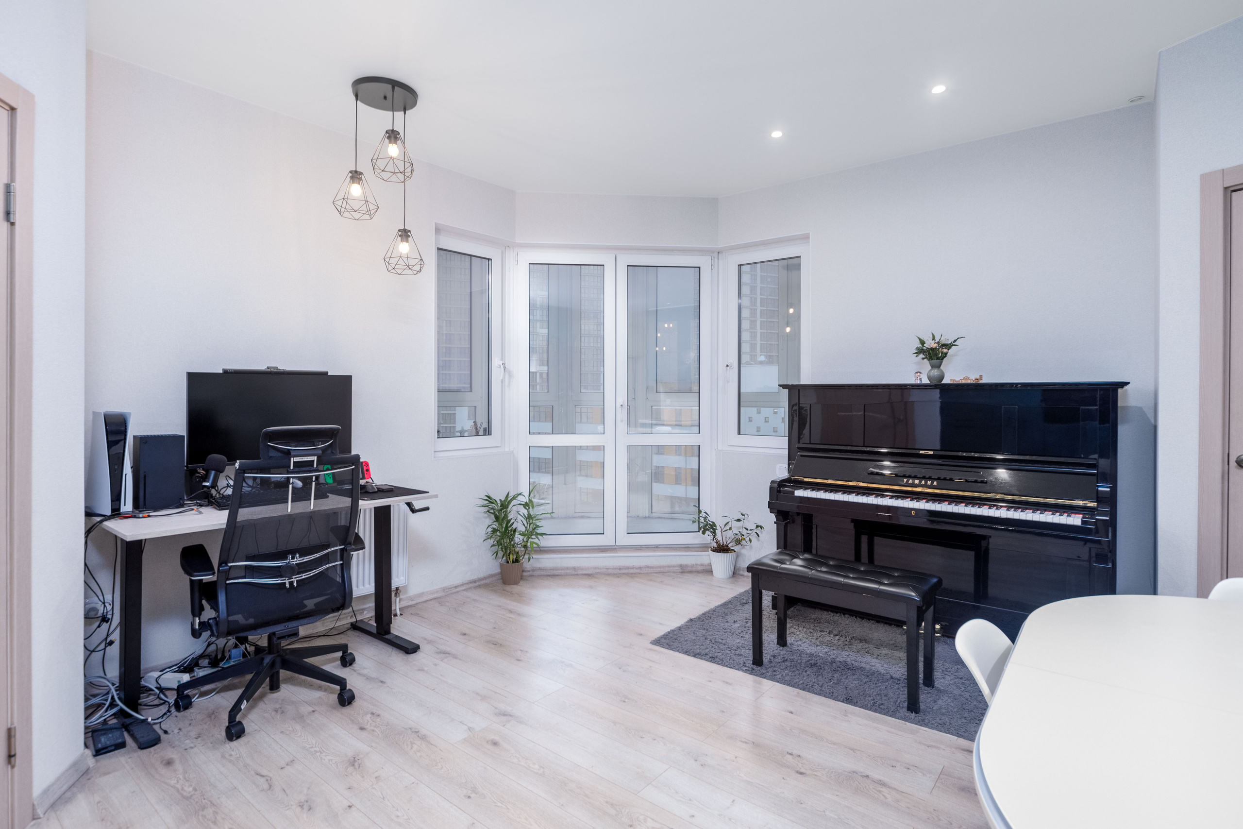 Пианино и рабочее место в кухне-гостиной в трехкомнатной квартире в ЖК Минск Мир