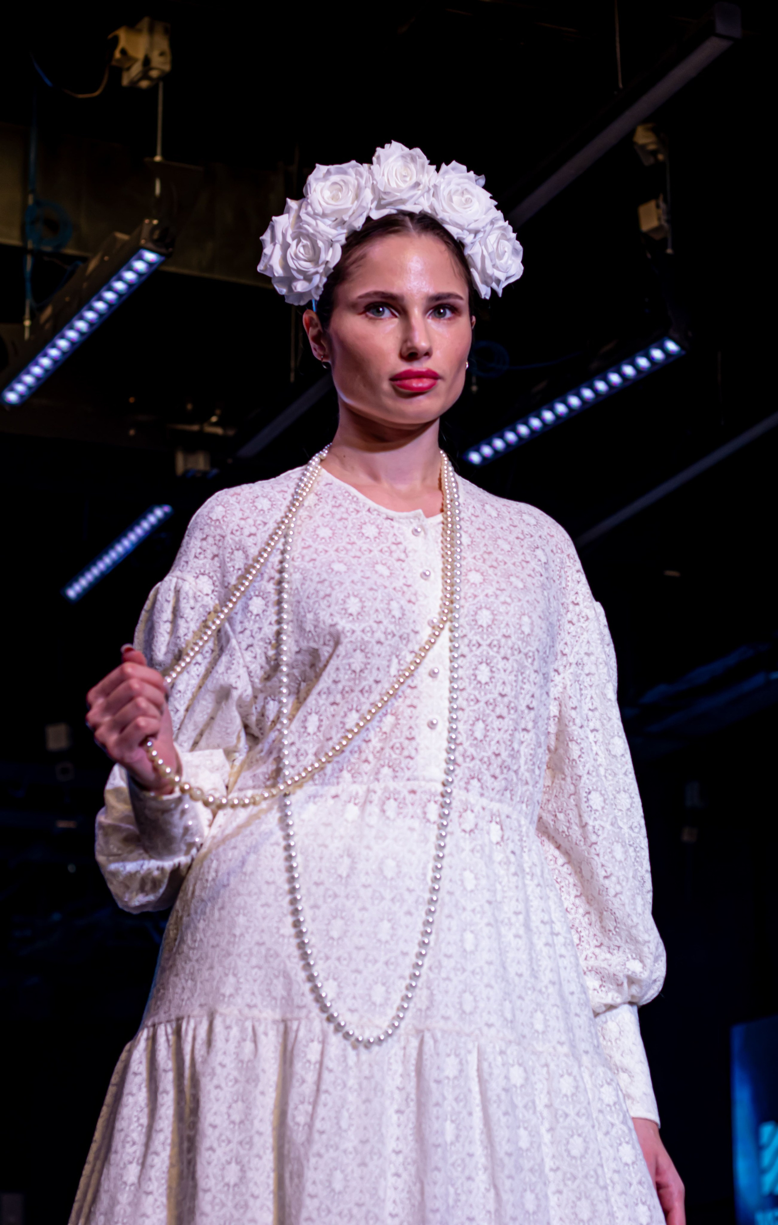 Модель в подиумном образе на fashion-показе «Модная волна» — фотосъёмка мероприятия