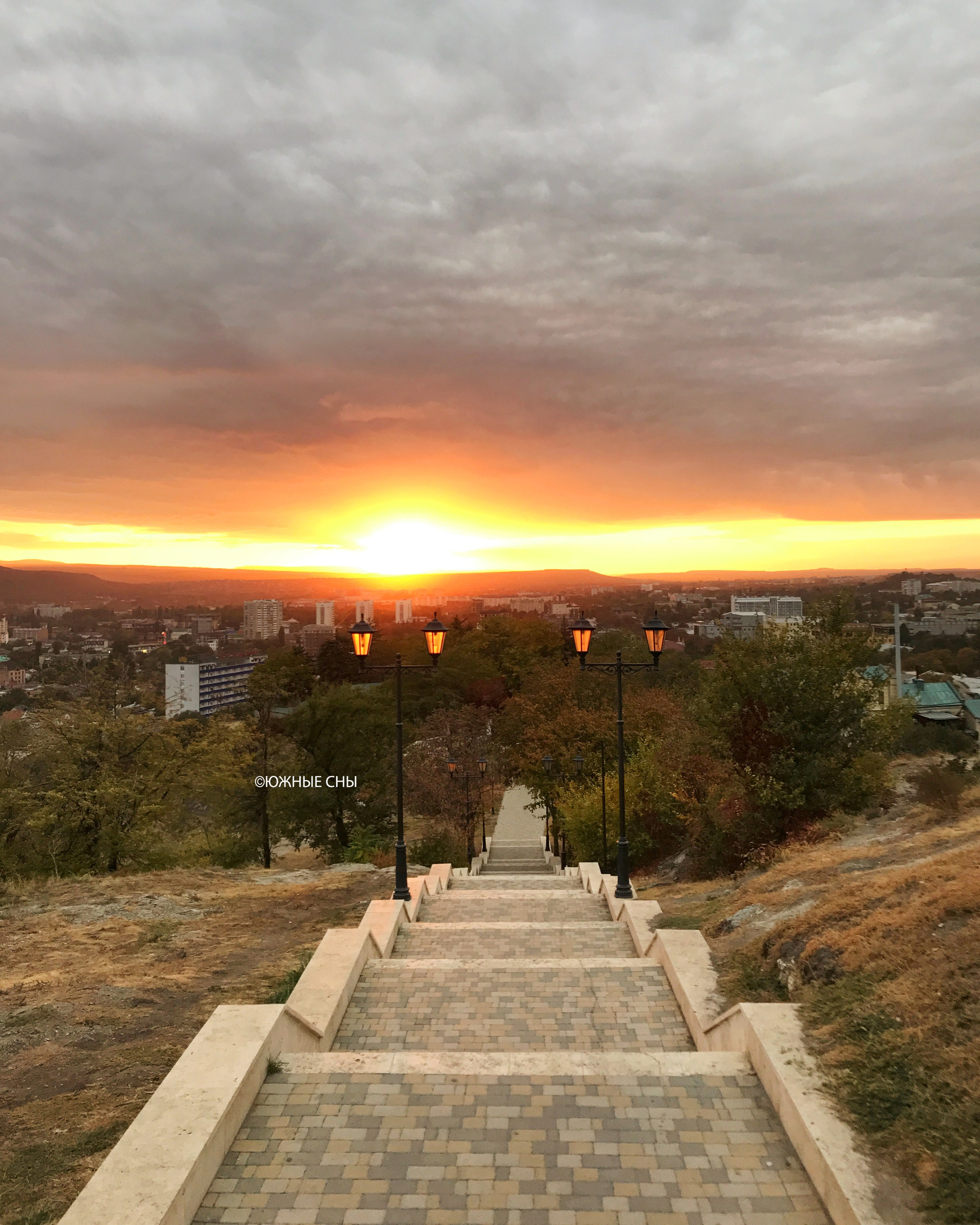 Закат в Пятигорске, вид с горы Горячей
