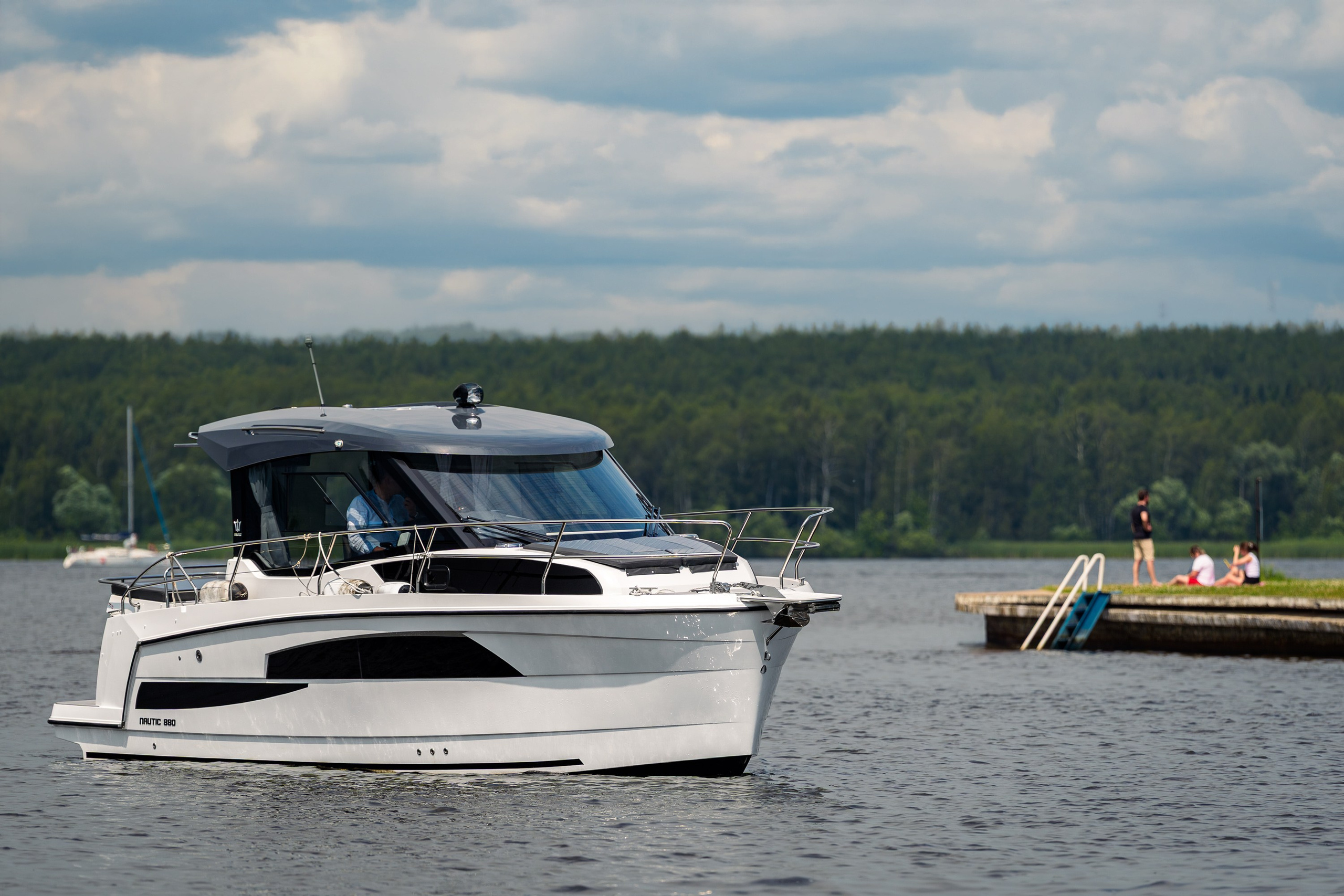 Nautic 880 у причала на фоне облачного неба