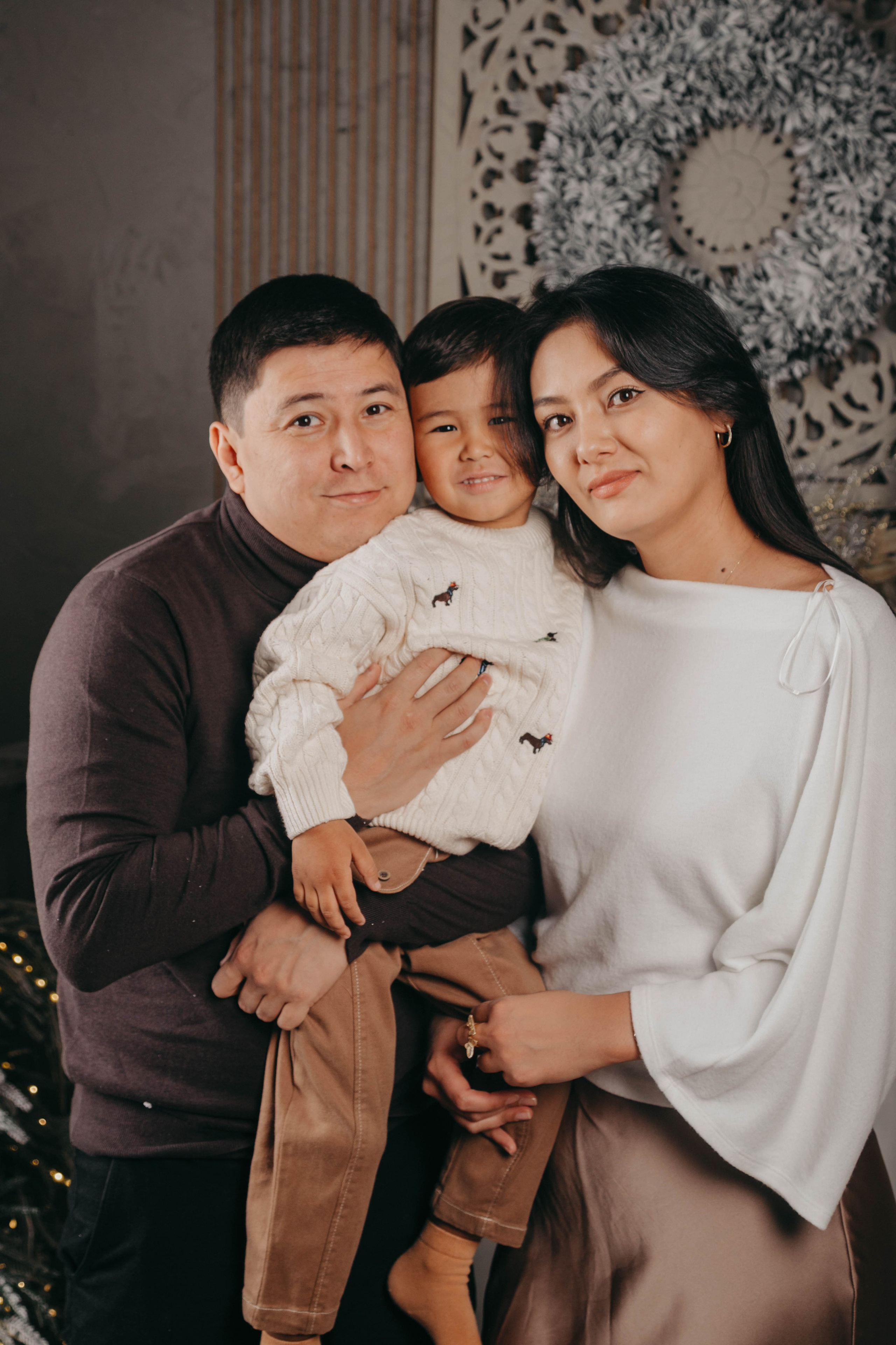 Семейная фотосессия в фотостудии 2Стула. Свадебный, семейный и портретный фотограф в Алматы, Костанай