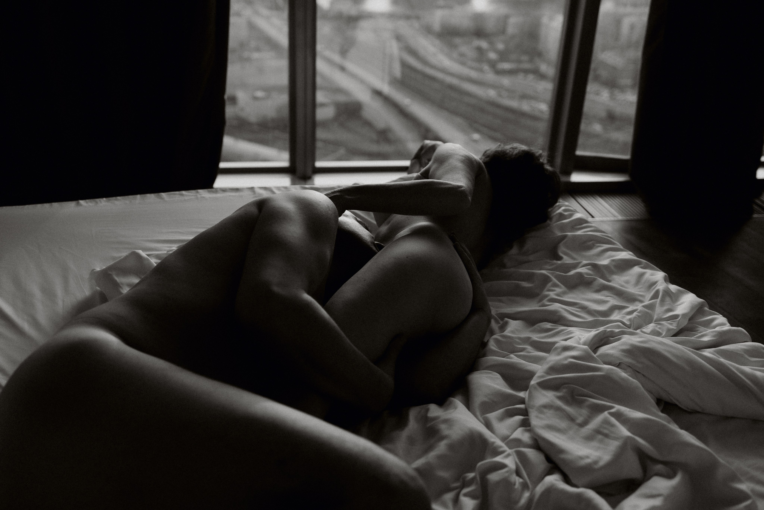 Черное-белая фотосессия в стиле ню