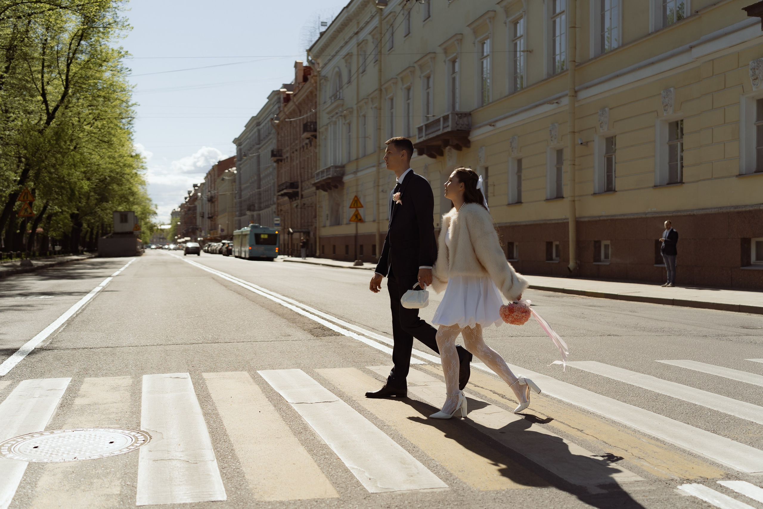 Молодожёны на пешеходном переходе, городской свадебный репортаж в СПб