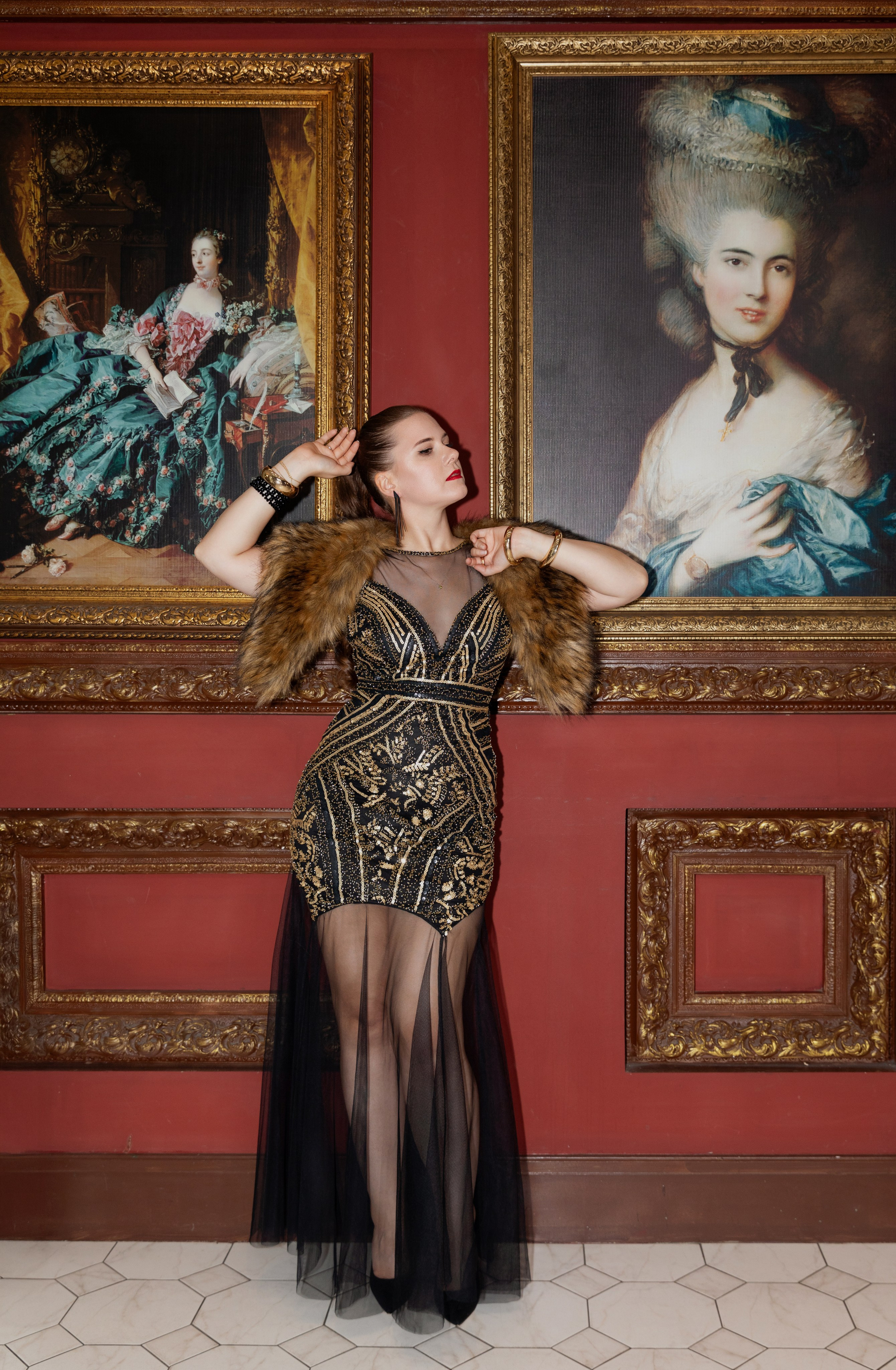 Портрет девушки в вечернем платьев полный рост, в интерьерной студии