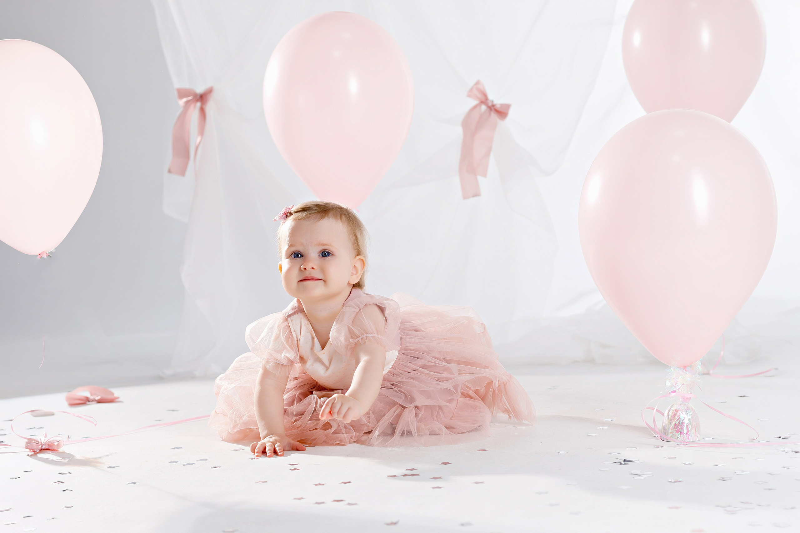 Детская фотосессия на 1 годик с декорациями в Сочи. Детский студийный фотограф Сочи
