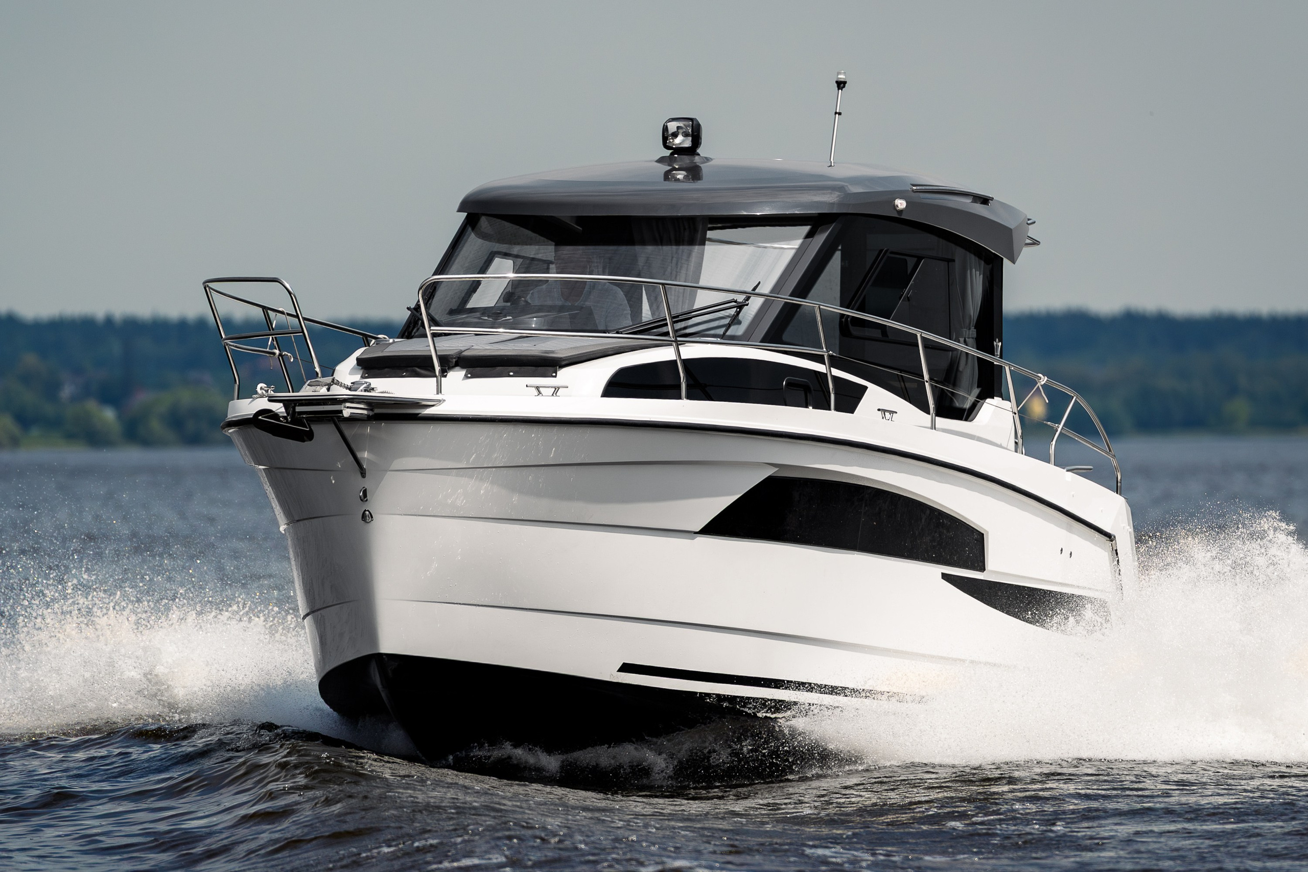 Премиальный катер Nautic 880 в динамике на воде