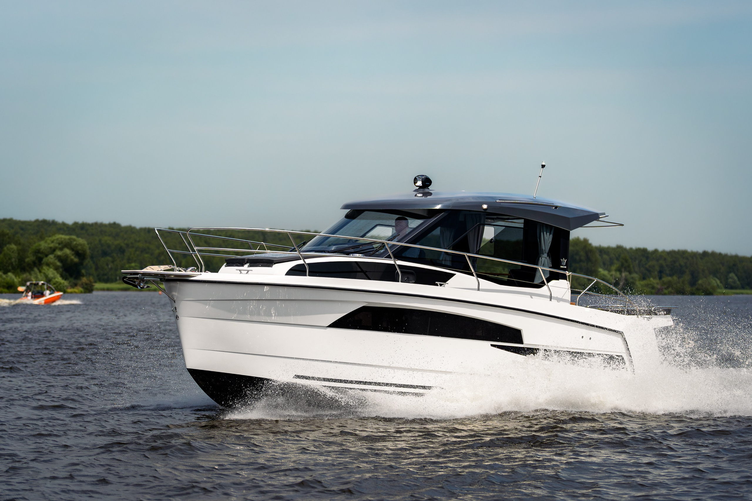 Боковой ходовой кадр Nautic 880 на открытой воде