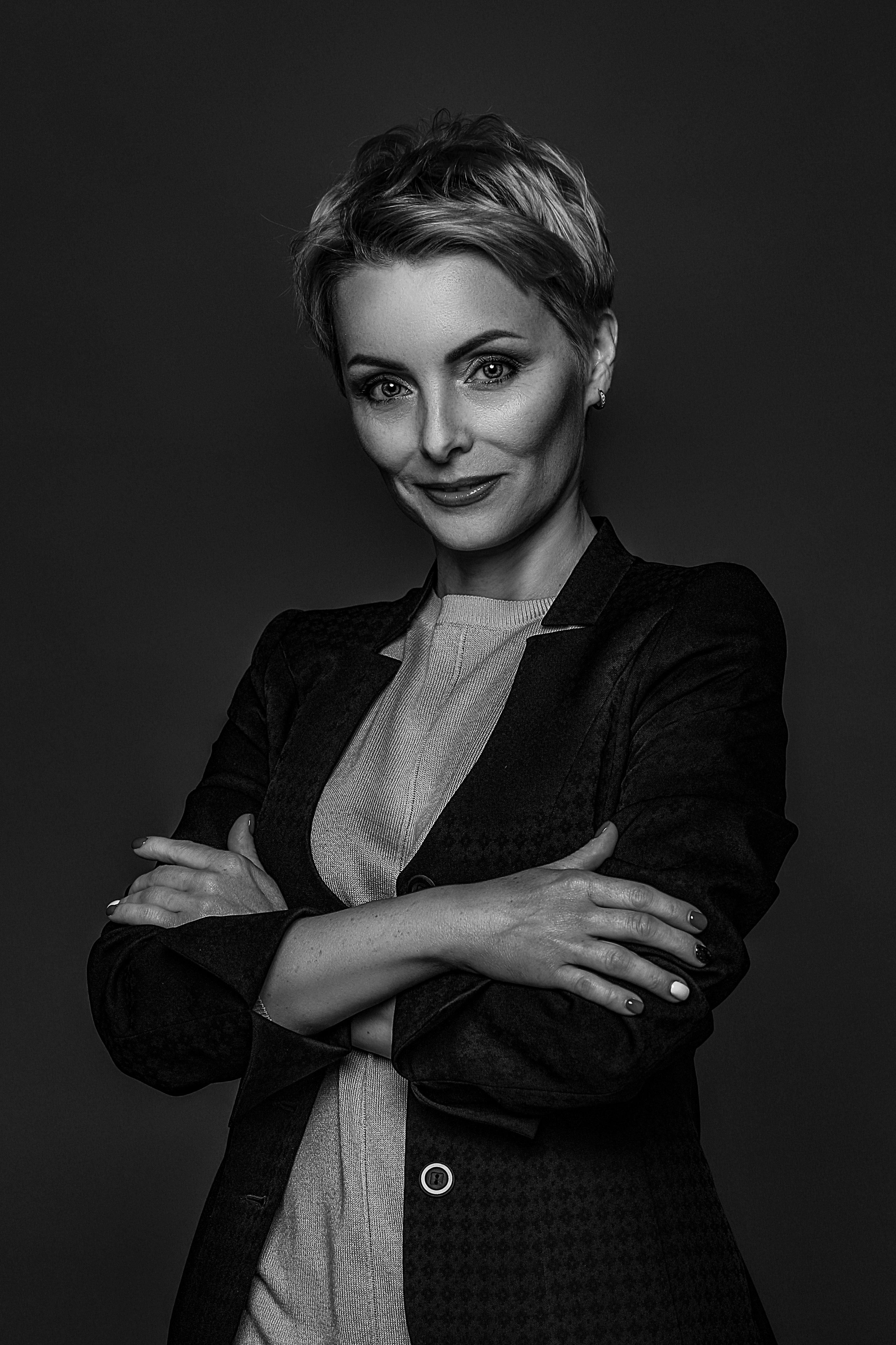 Женский деловой студийный портрет. Жанровая фотография. Профессиональный стиль.