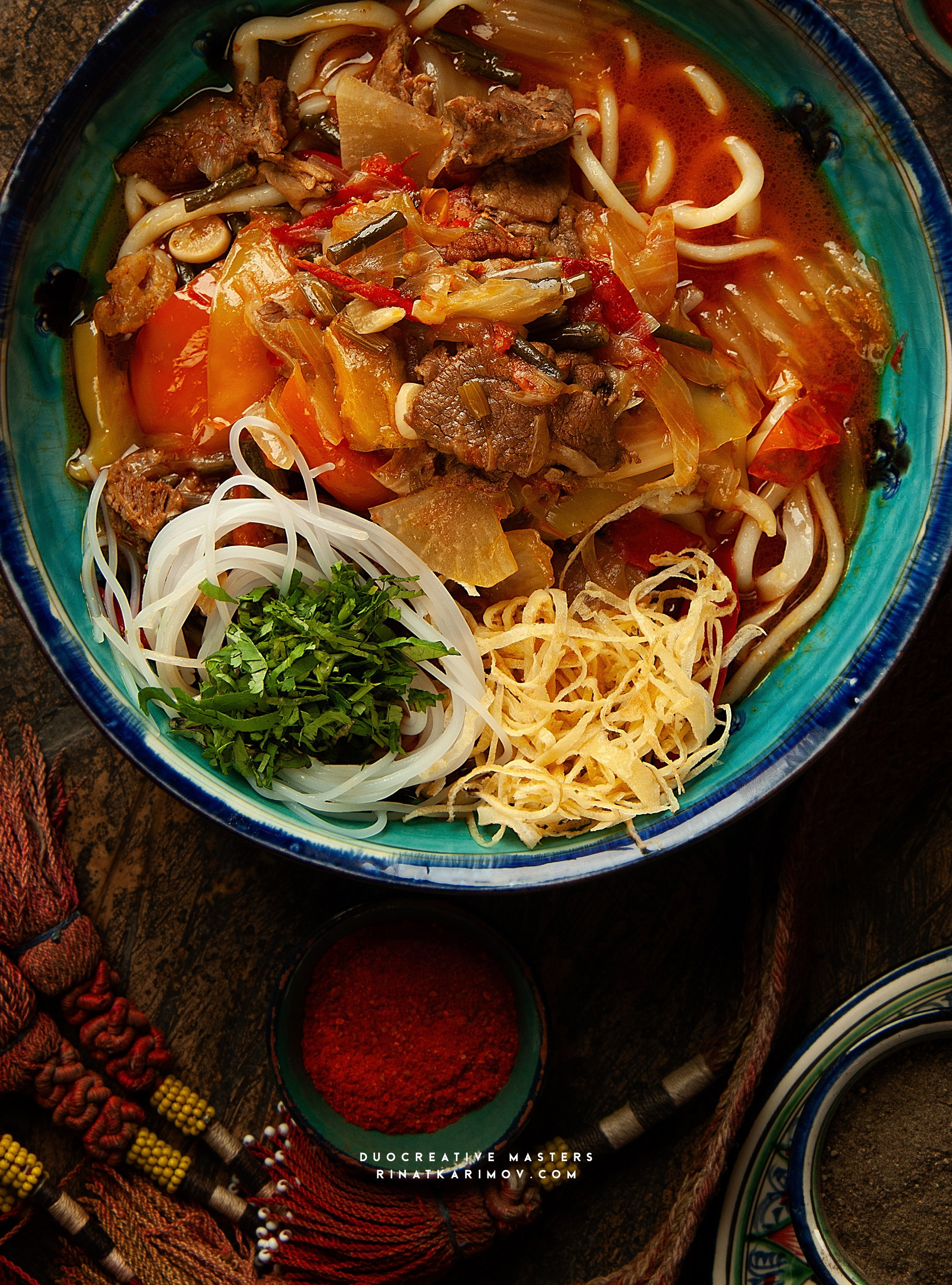 Паста в глубокой тарелке с мясом, луком и зеленью, насыщенные цвета