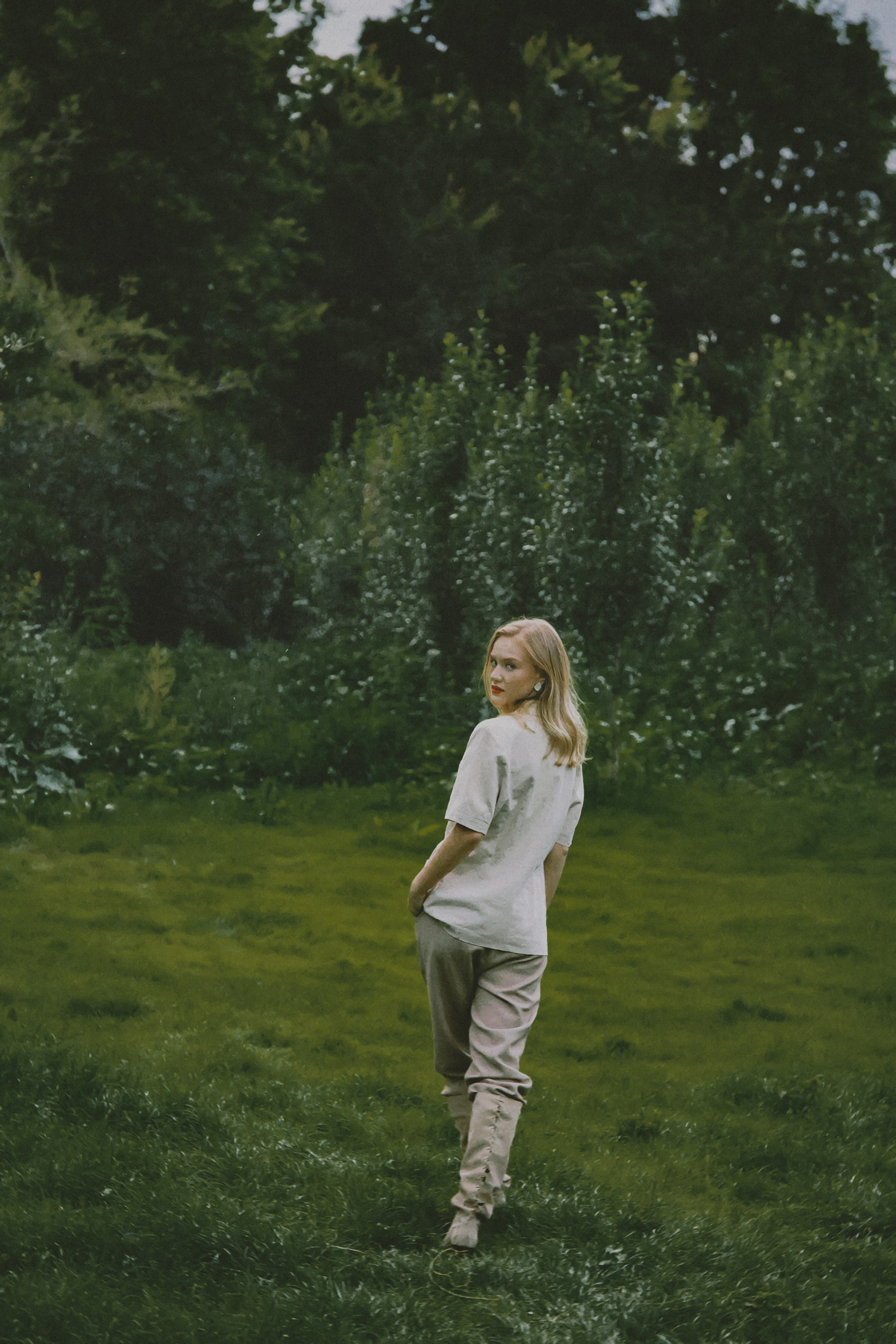 Près de l'arbre. Fashion, portrait, personal photographer. Almaty, KZ