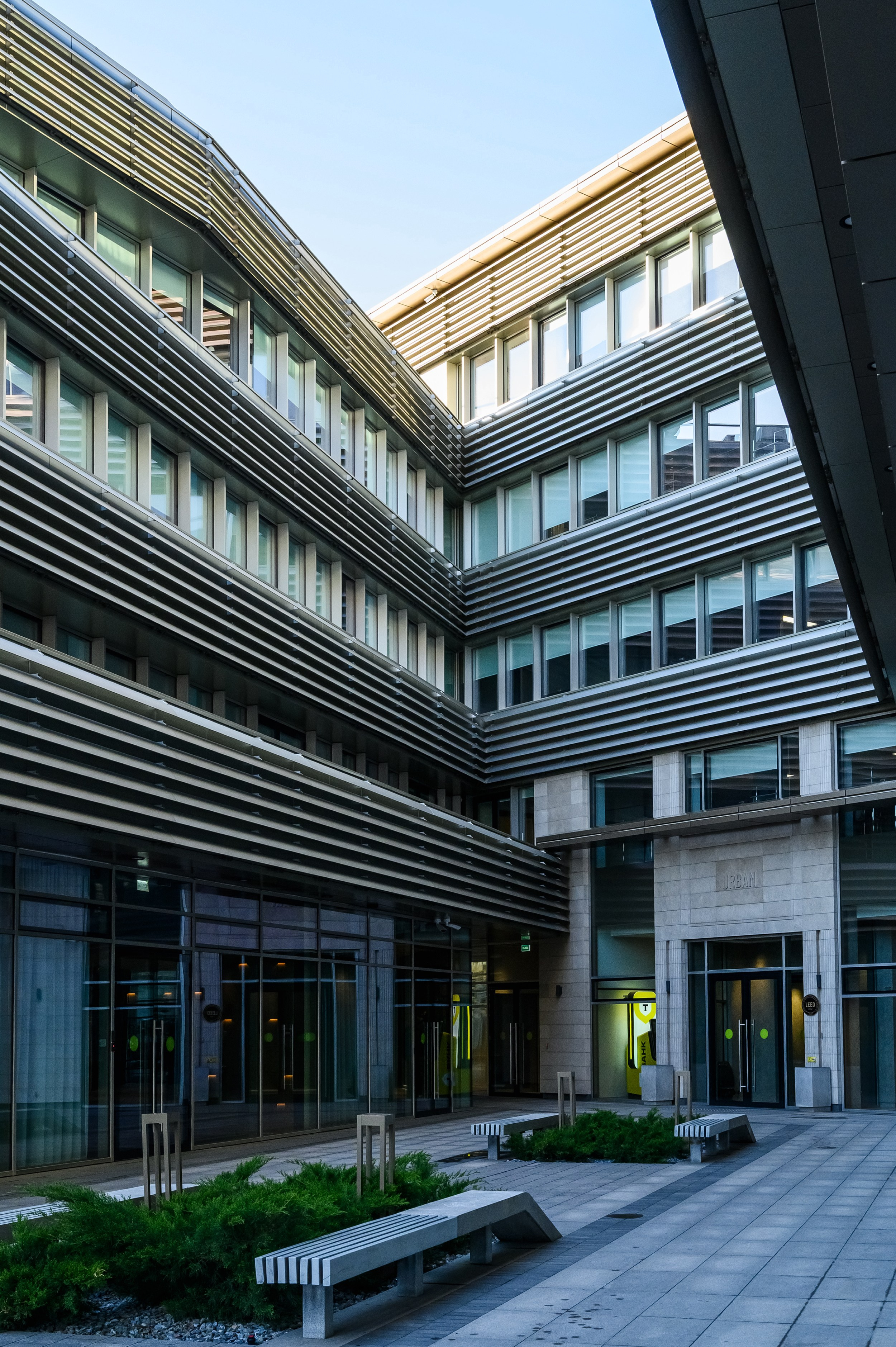 Просторное дворовое пространство БЦ URBAN с минималистичным ландшафтным дизайном