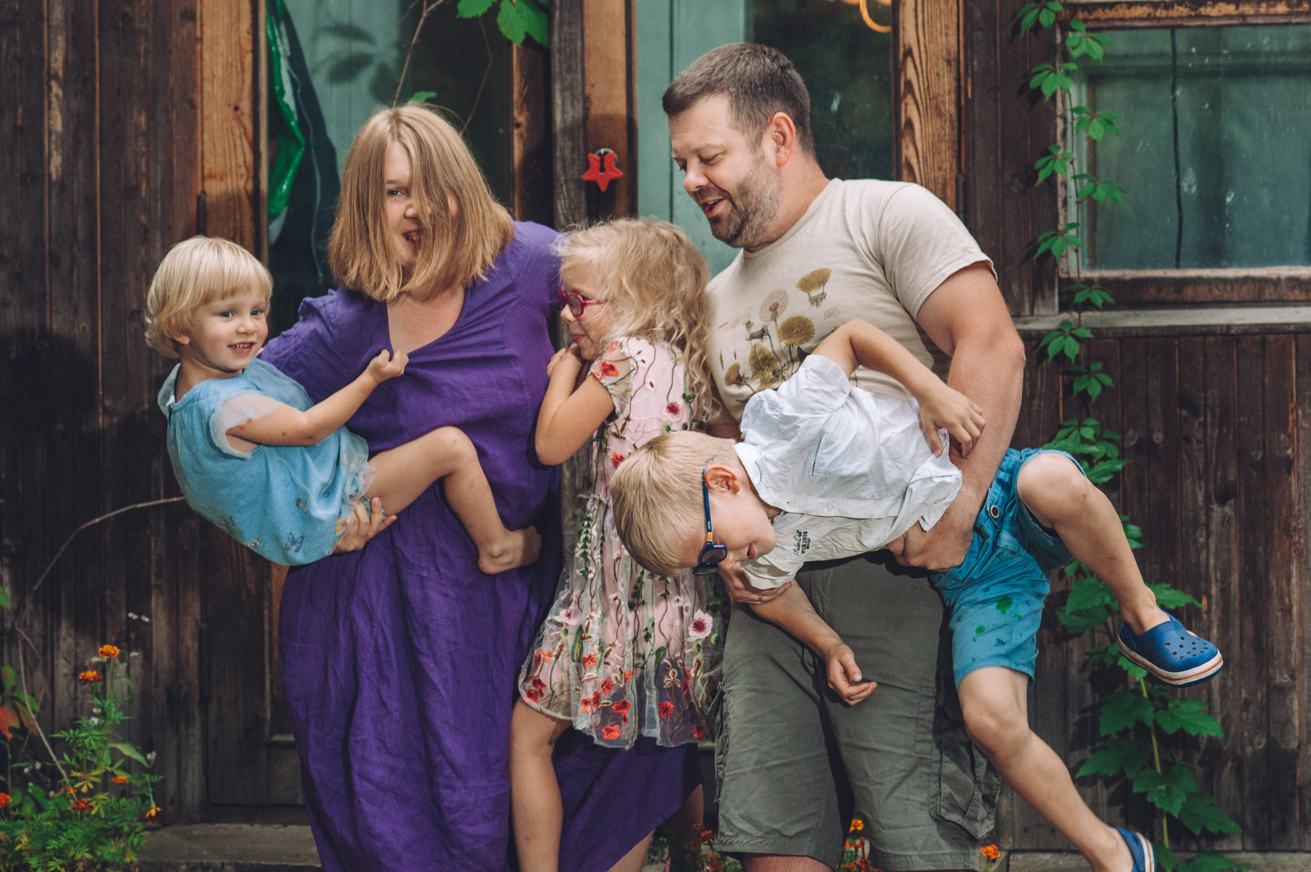 Семейная фотосессия с дачи, когда вся семья в сборе. Семейный фотограф в Москве Елена Снегирева