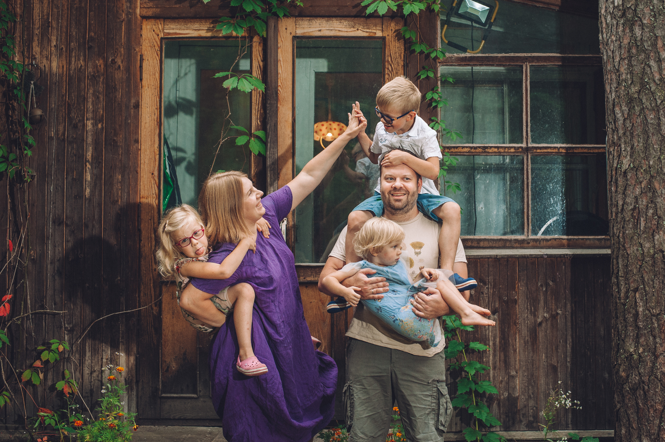 Семейная фотосессия с дачи, когда вся семья в сборе. Семейный фотограф в Москве Елена Снегирева