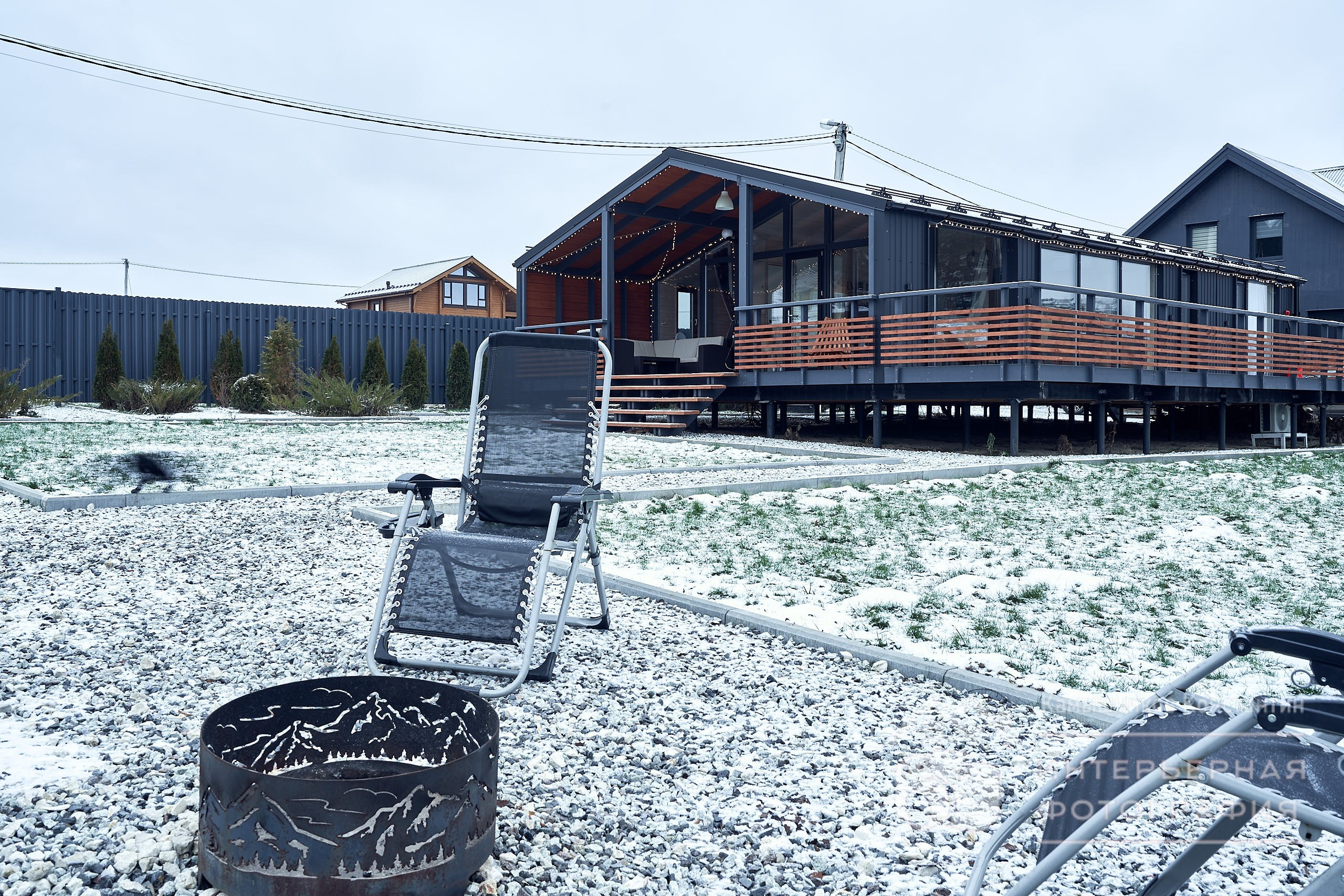 Архитектурная фотография земельного участка из зоны барбекю (шашлыков), где прекрасно видно расположение загородного дома