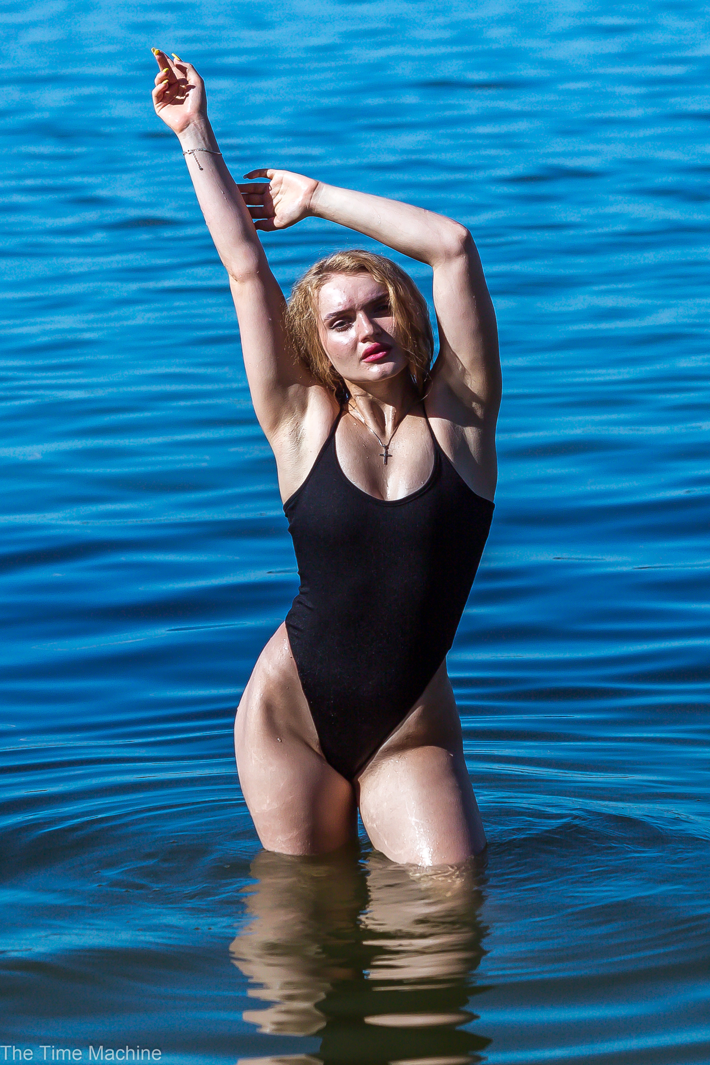 Огненный фотосет на пляже с Есенией 2022. Фотограф для маркетплейсов Михаил Бове