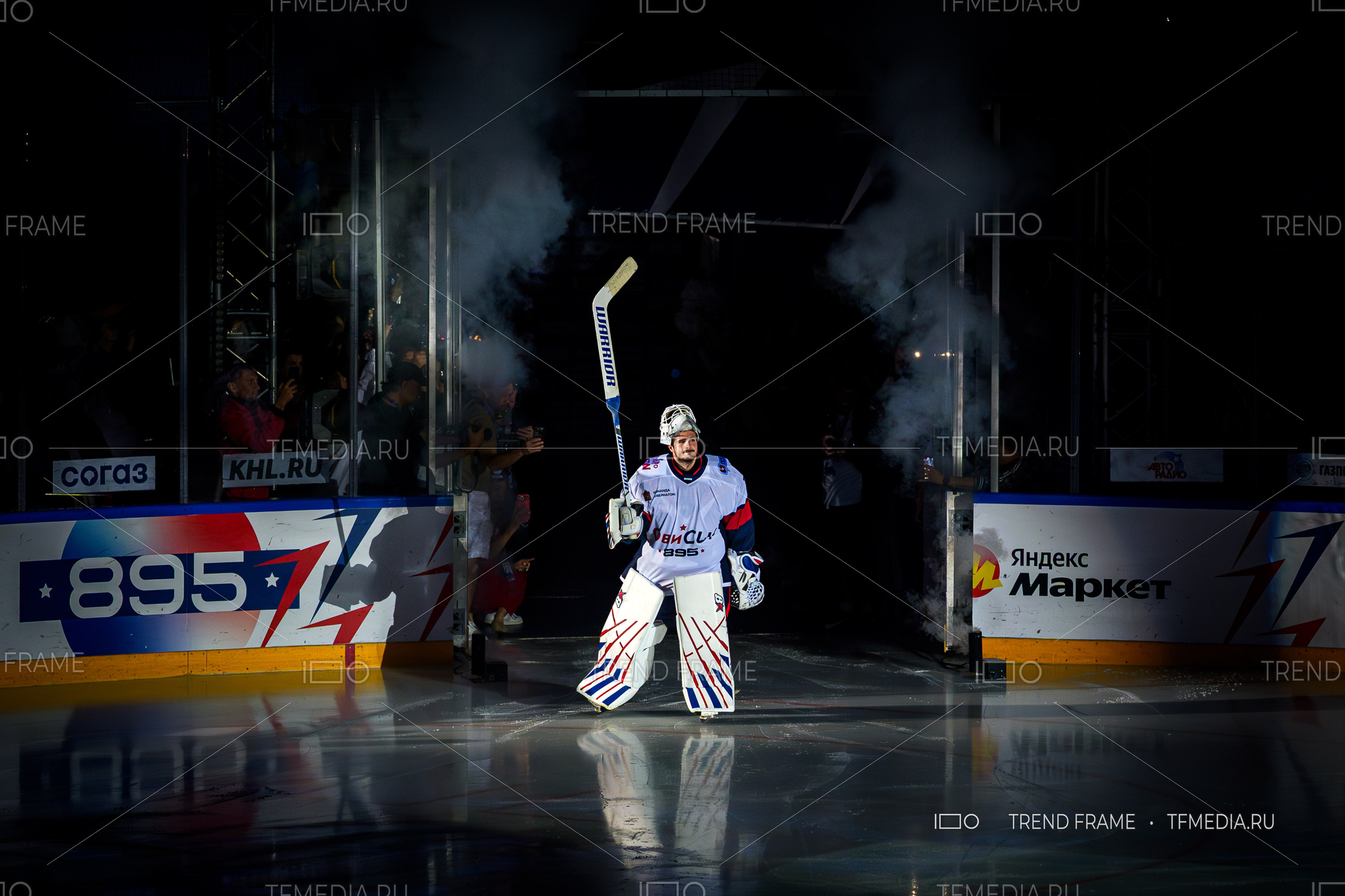 Финал Кубка Овечкина 2025 по хоккею — Игорь Шестёркин, вратарь команды Павла Дацюка, выходит на лёд и приветствует зрителей. Премиальные спортивные фото TrendFrame.