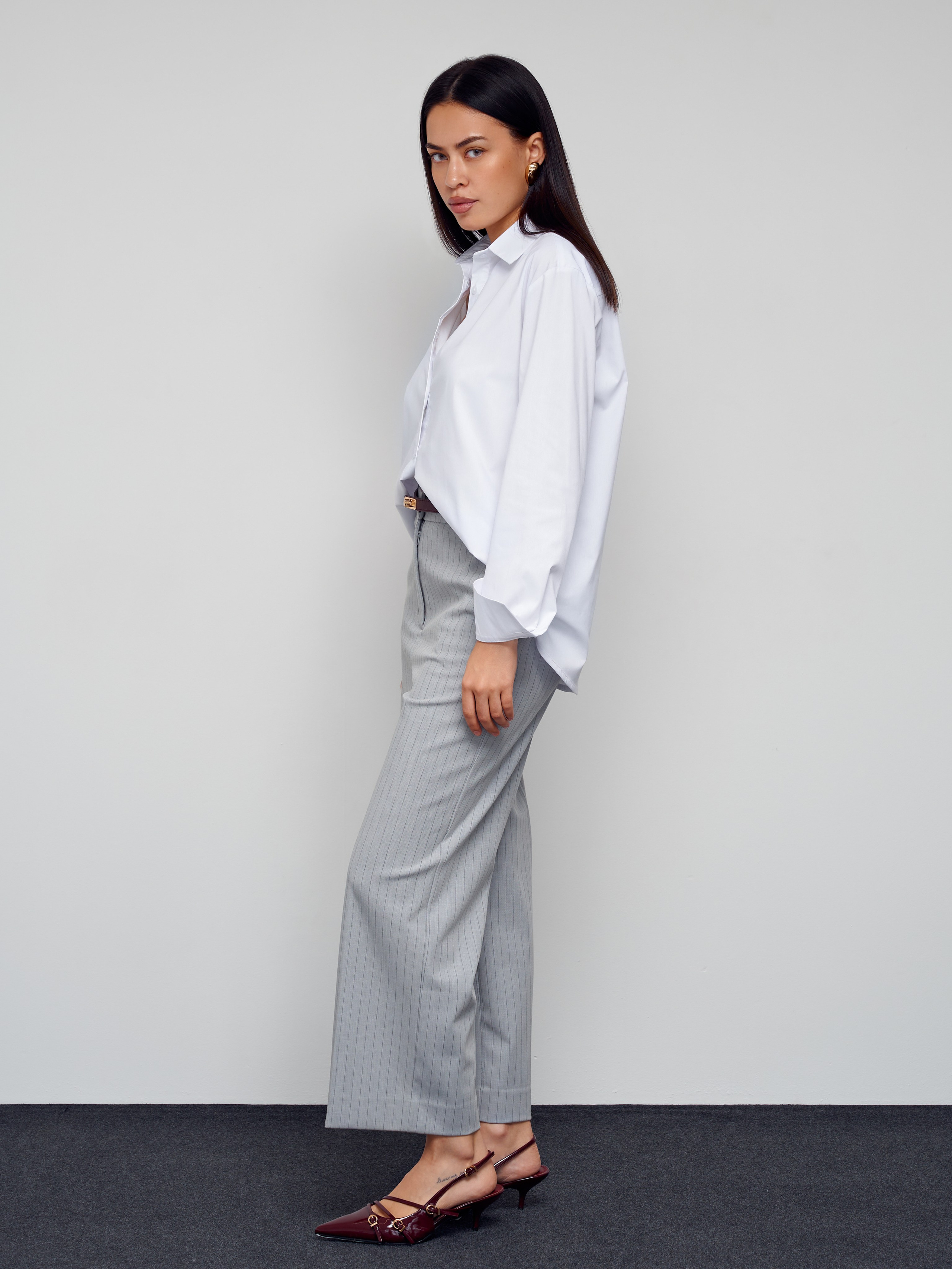 Модель в рубашке и серых брюках, офисный стиль, съемка для маркетплейсов