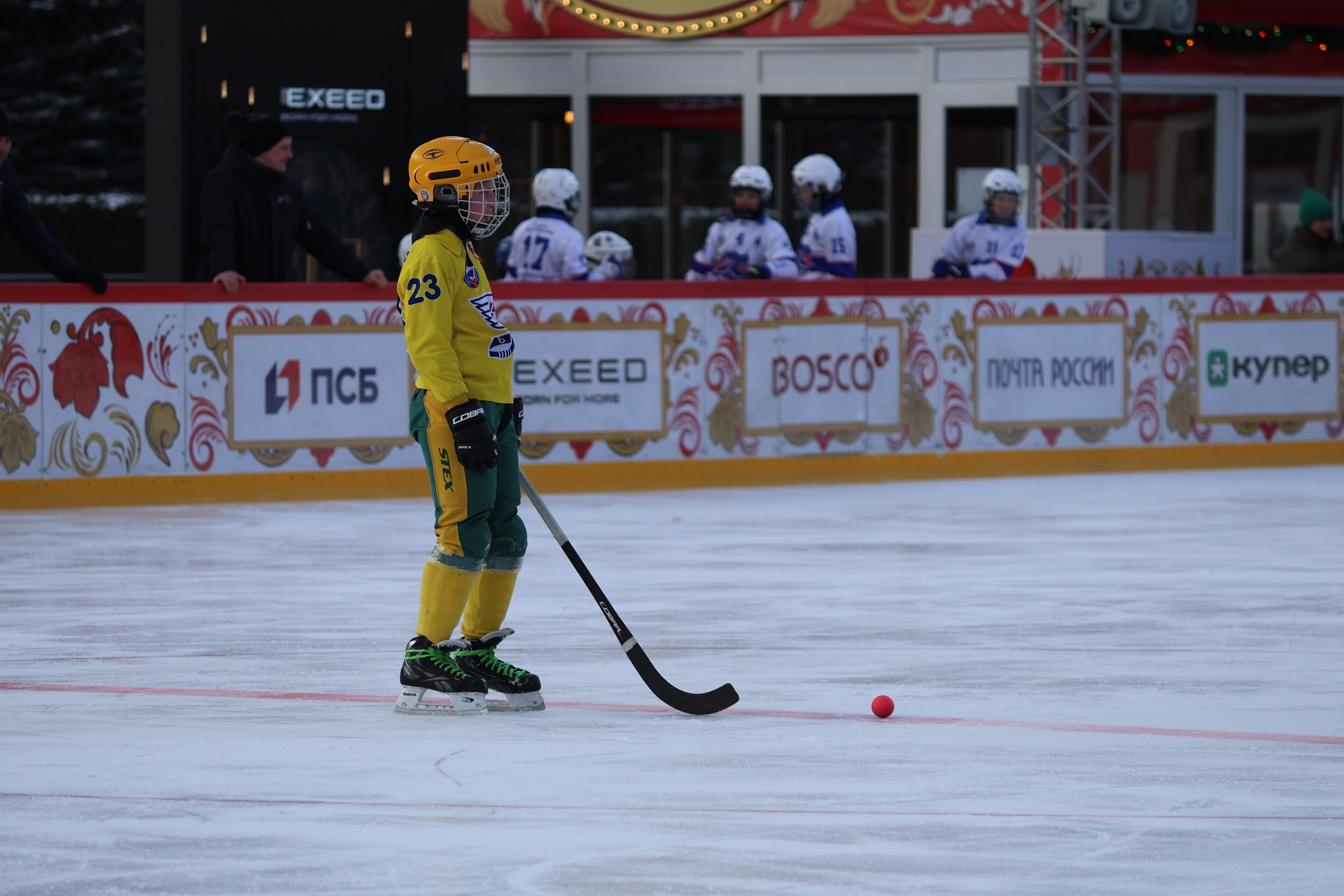 Начинает игру в хоккей с мячом с центра