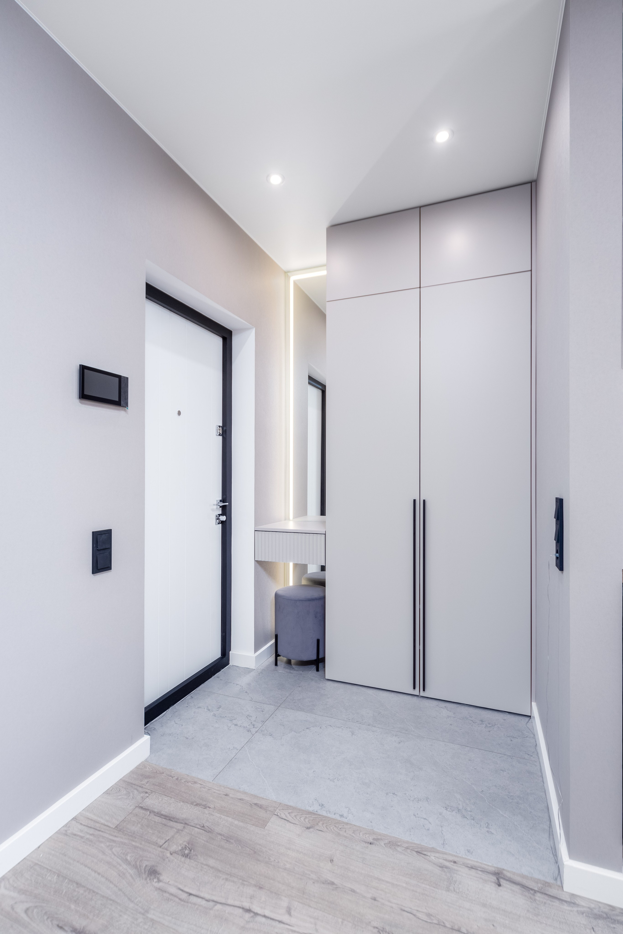 Интерьер прихожей в трехкомнатной квартире в ЖК Минск Мир