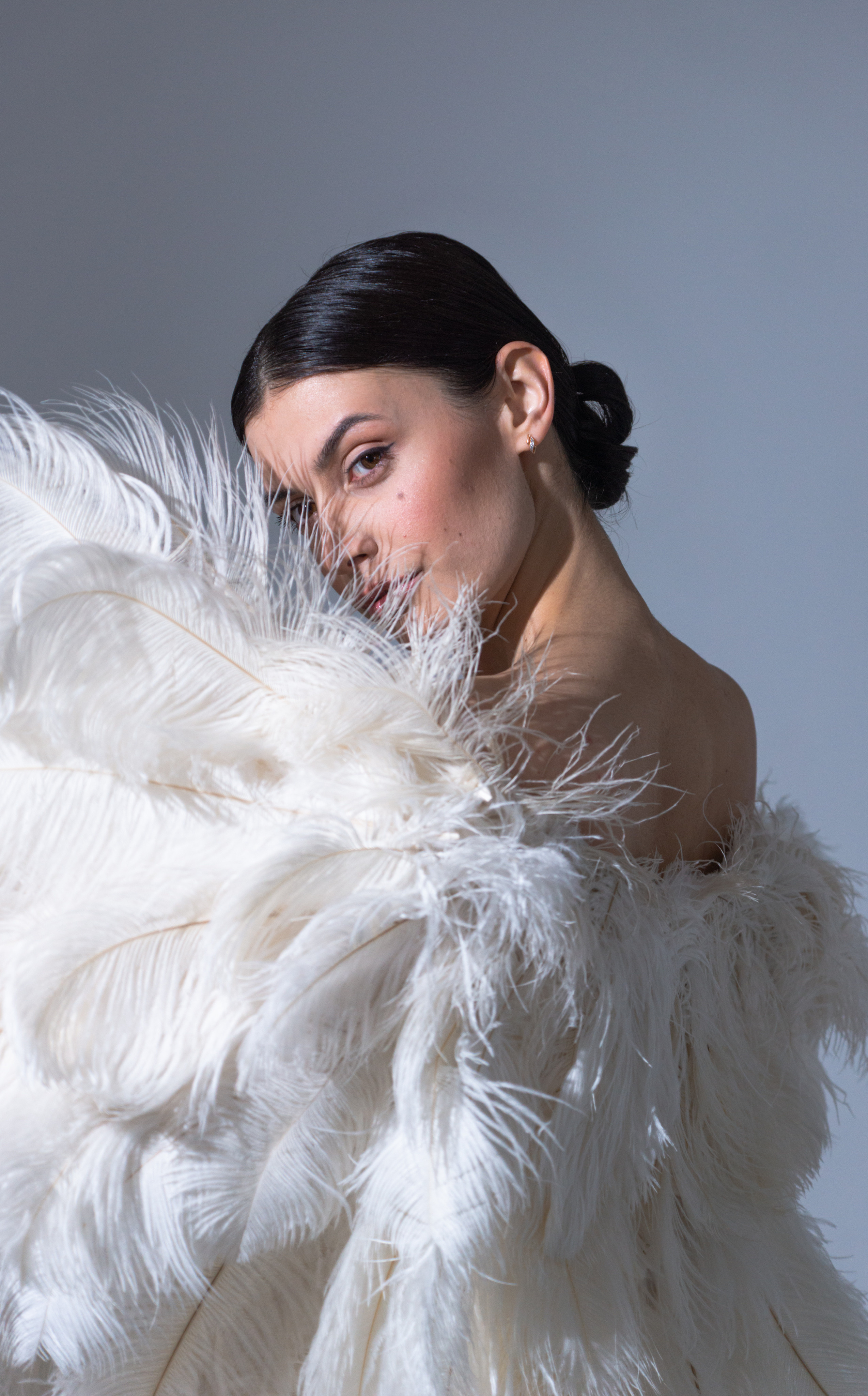 Модель в платье из перьев. Жуков Илья свадебный фотограф в Москве