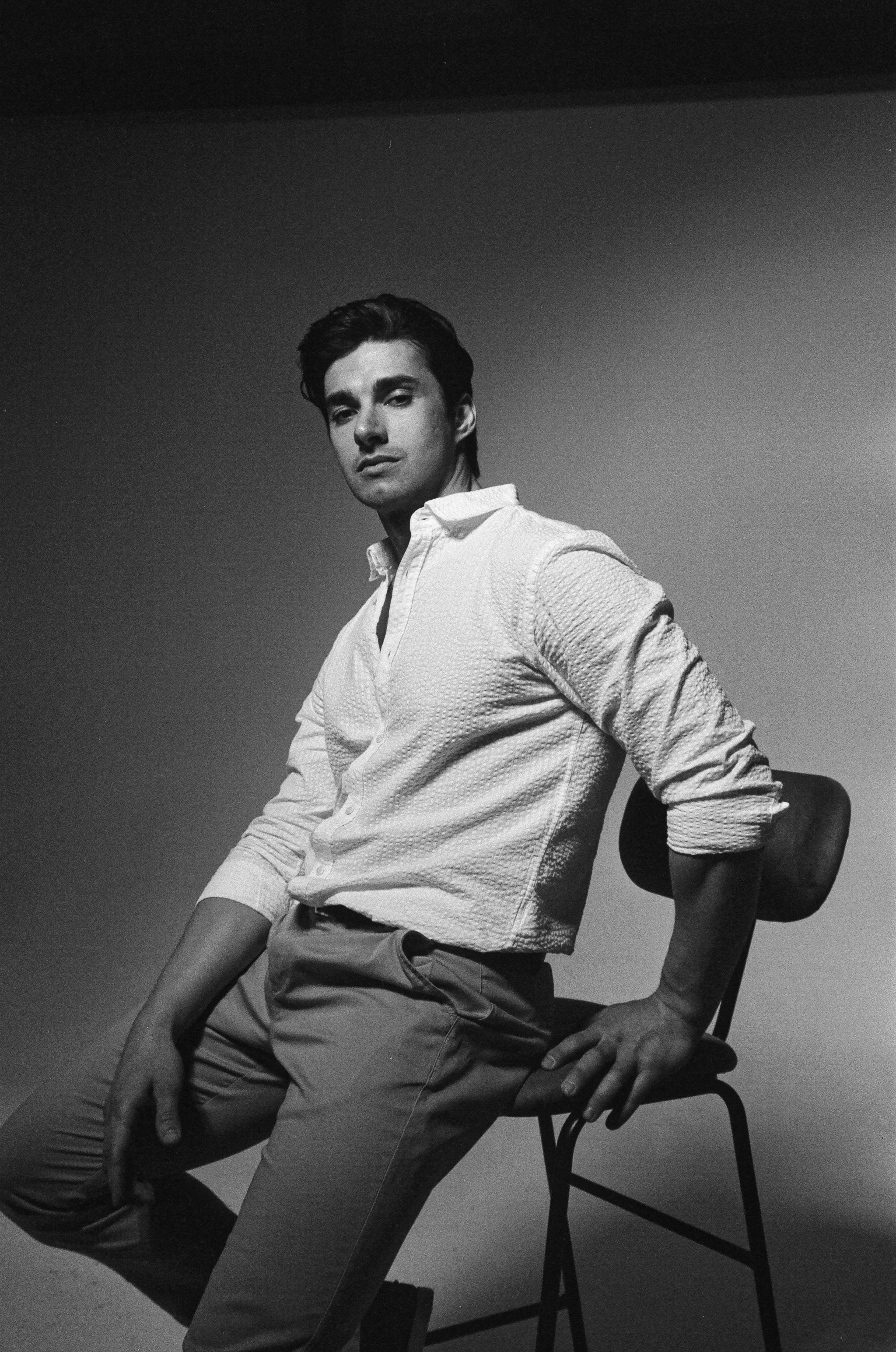 Студийная плёночная съемка парня. Жуков Илья свадебный фотограф в Москве