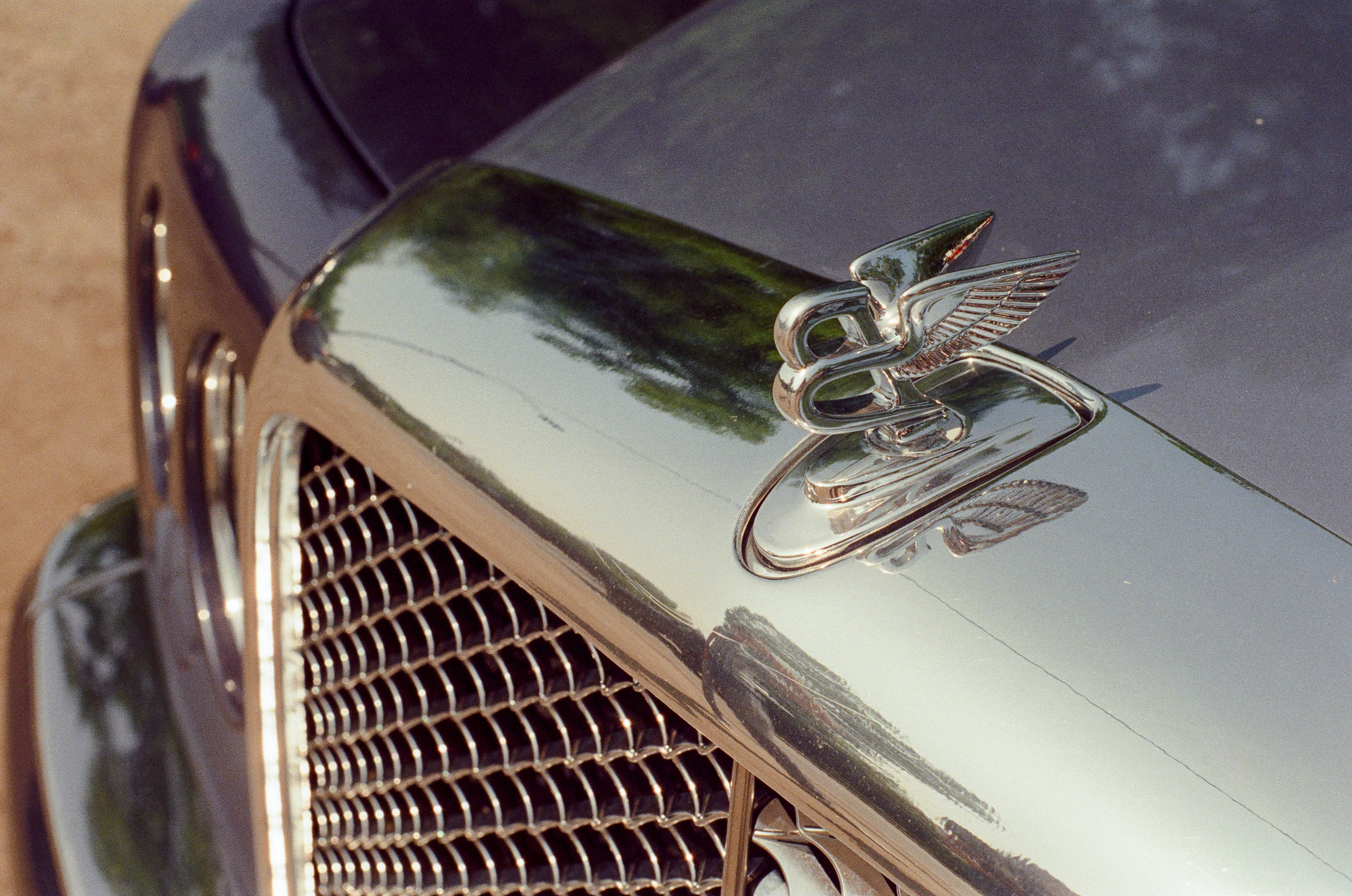 Плёночная фотосъемка автомобиля. Жуков Илья свадебный фотограф в Москве