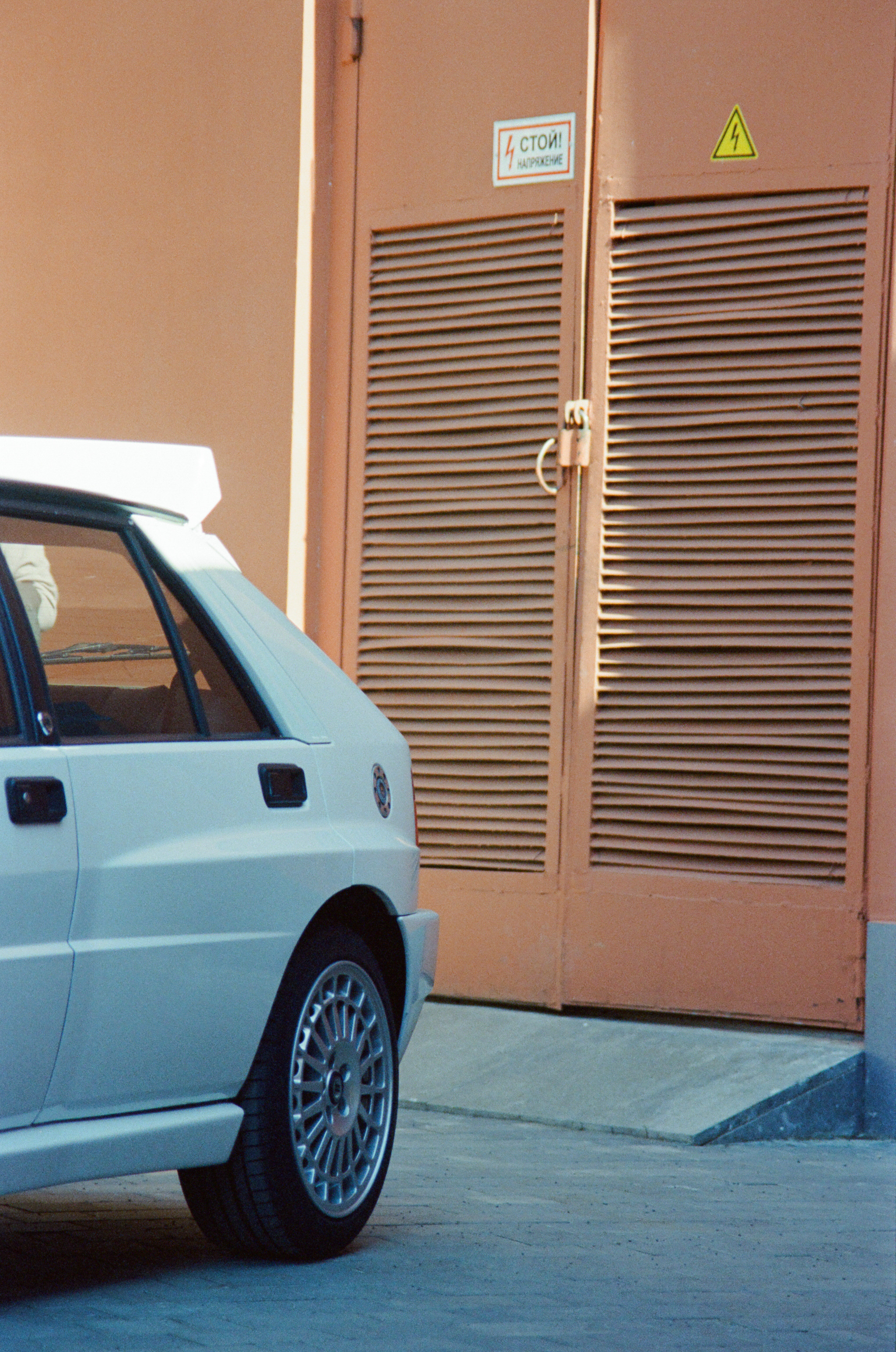 Фотосъемка с редкими автомобилями на хлебозаводе в Москве. Жуков Илья свадебный фотограф в Москве