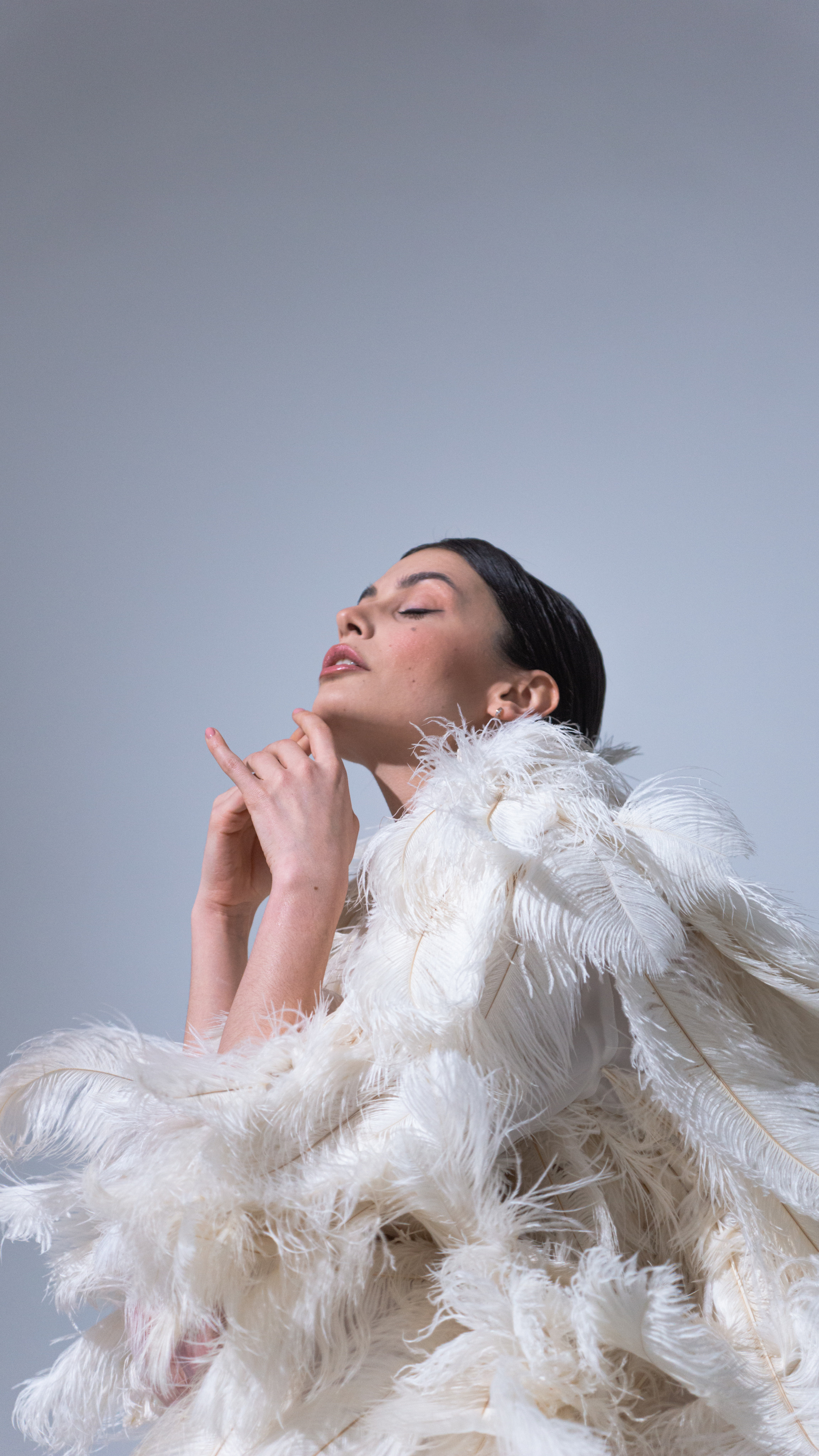 Модель в платье из перьев. Жуков Илья свадебный фотограф в Москве