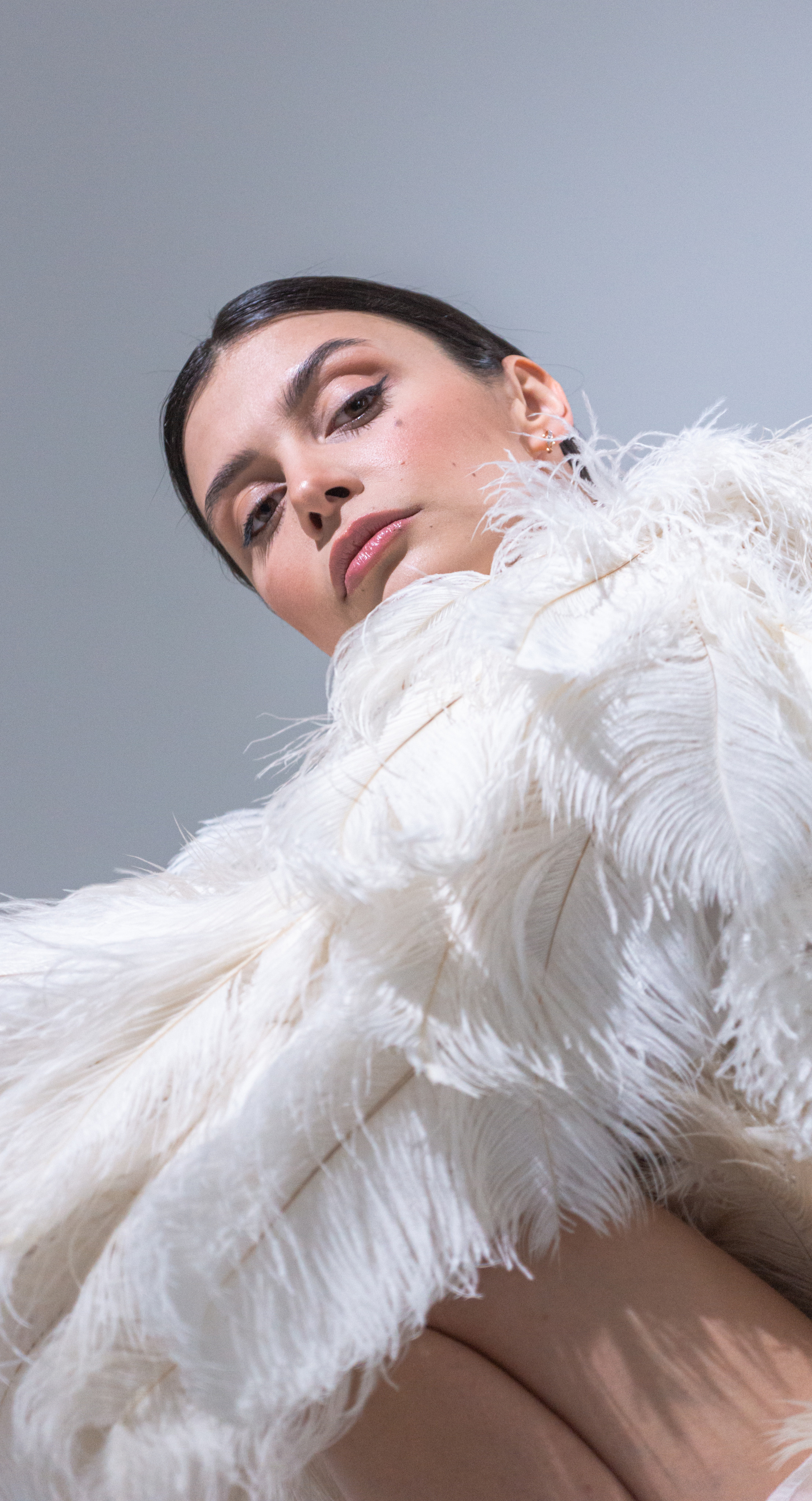 Модель в платье из перьев. Жуков Илья свадебный фотограф в Москве