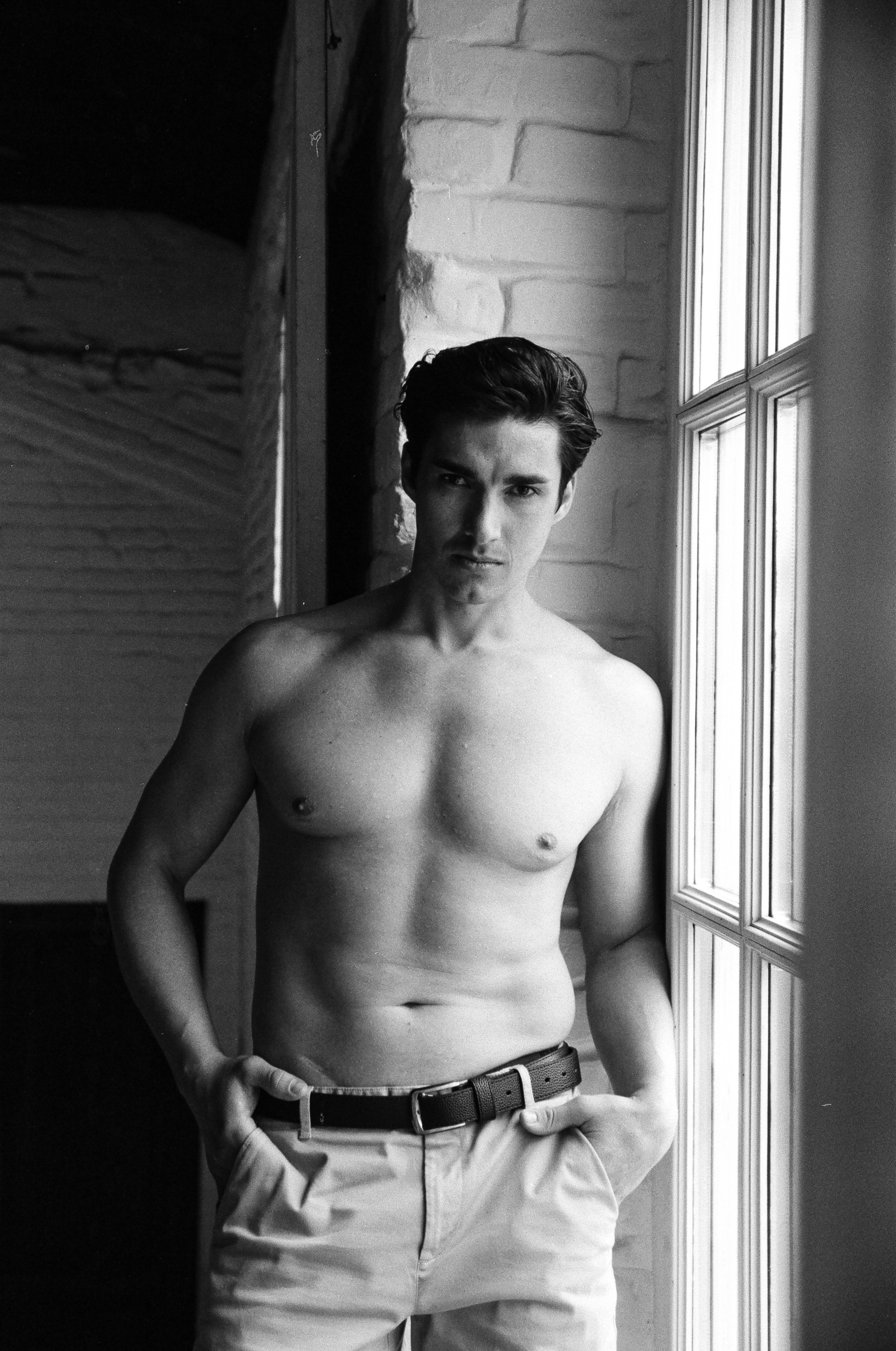 Студийная плёночная съемка парня. Жуков Илья свадебный фотограф в Москве